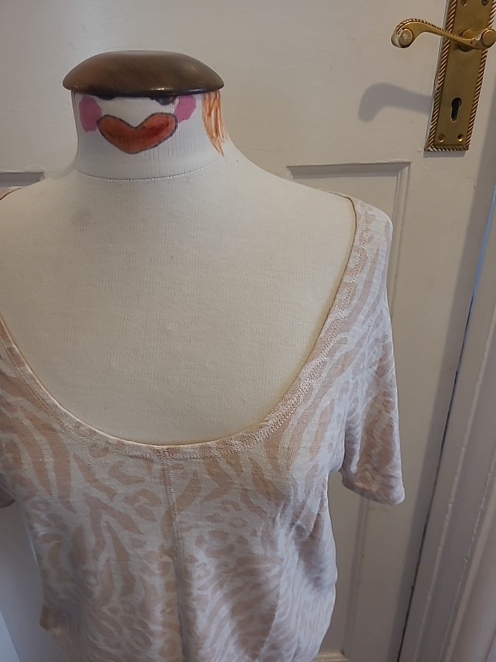 Ladies Lounge Edit Size 8 Baby Pink White Short Sleeved Tshirt