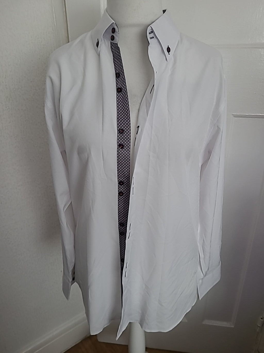 Mens Size M White Long Sleeved Buttoned Shirt
