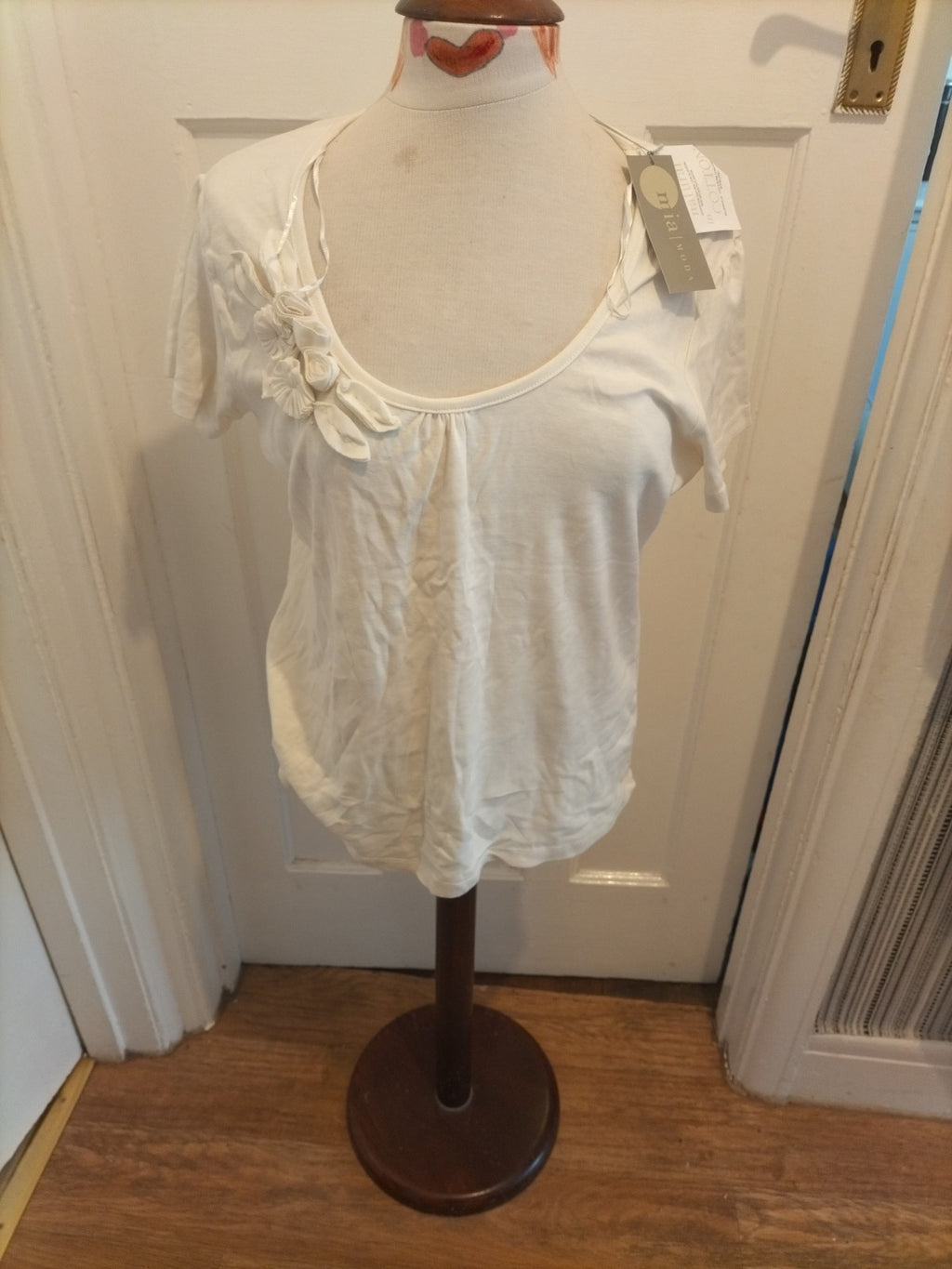 Brand New Ladies Mia Moda Size 18 Corsage Flower Scoop Ivory Tshirt
