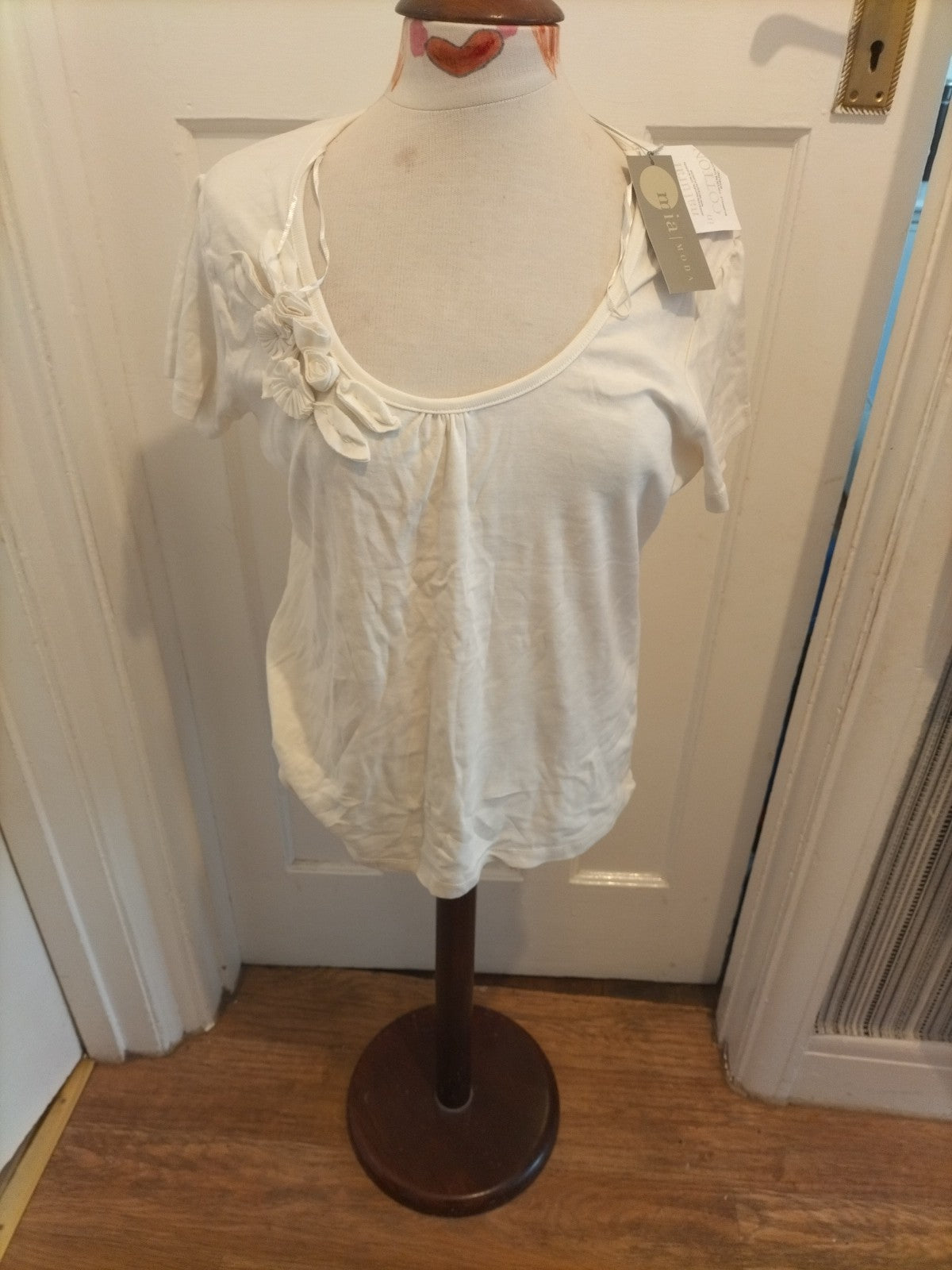 Brand New Ladies Mia Moda Size 18 Corsage Flower Scoop Ivory Tshirt