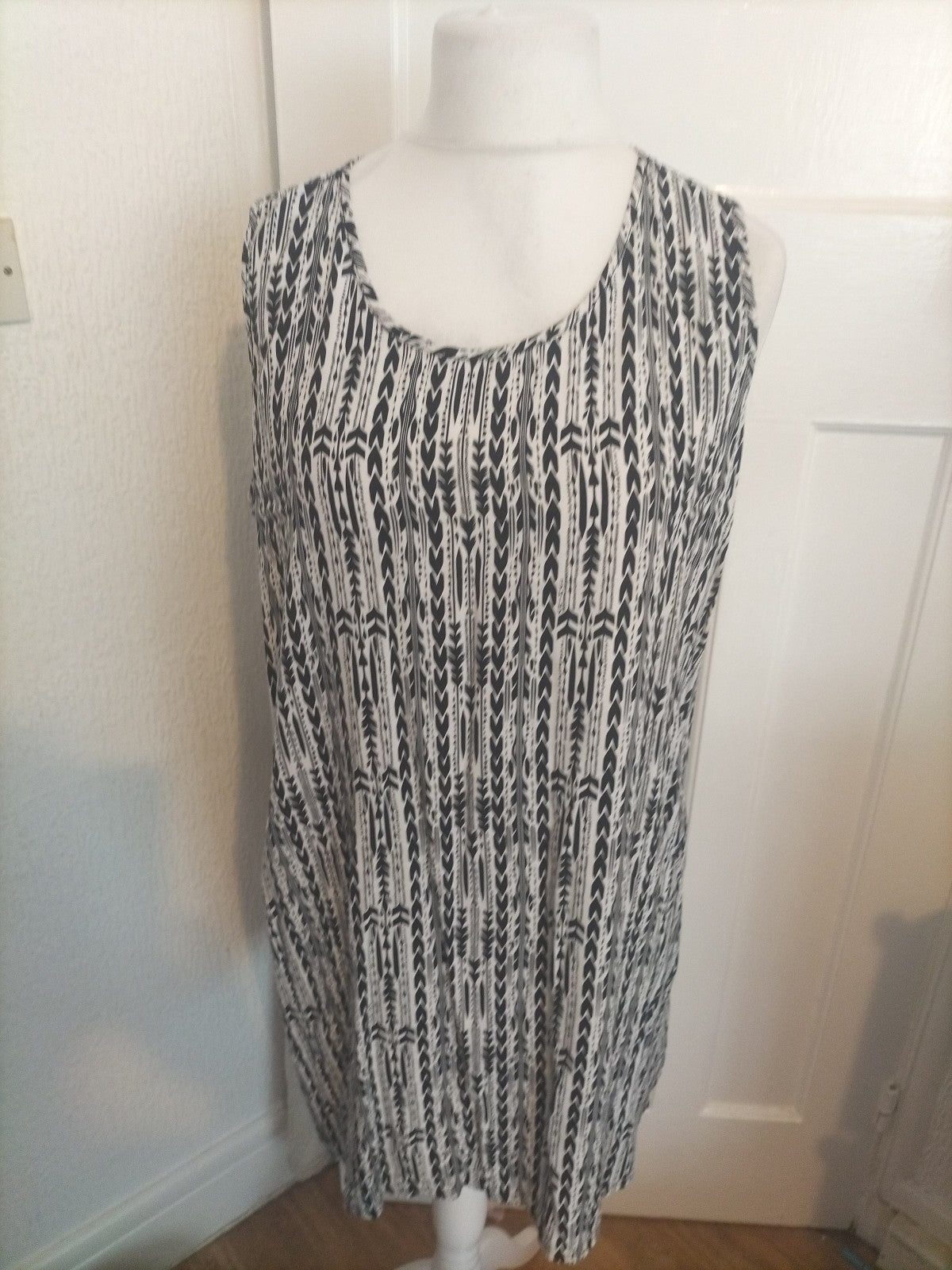Ladies Animal Size 16 Black And White Patterned Sleeveless Round Neck Blouse