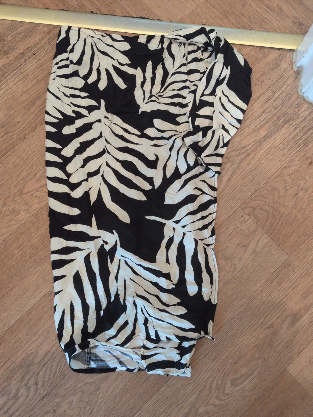 H&M 6 Black And Ivory Wrap Skirt Midi