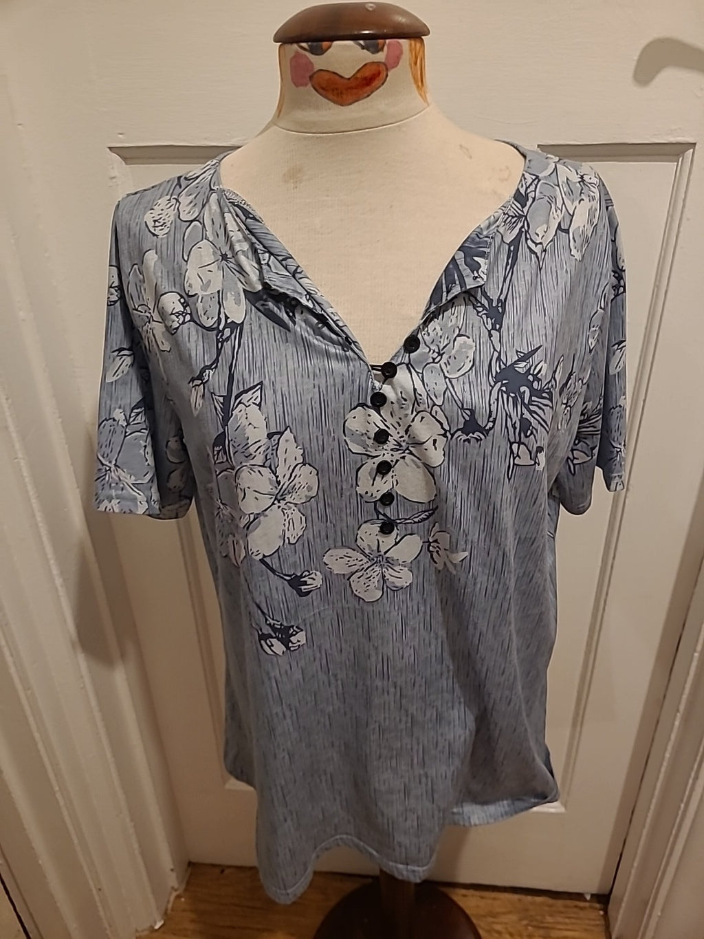 Ladies Size Large Grey Toned Floral Short Sleeved Blouse
