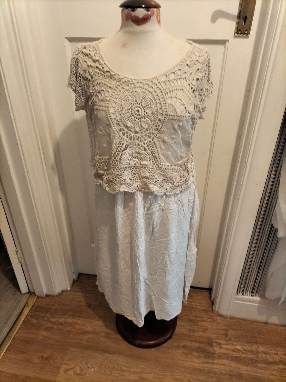 Ladies Size Large White Mesh Detail Short Sleeved Dress