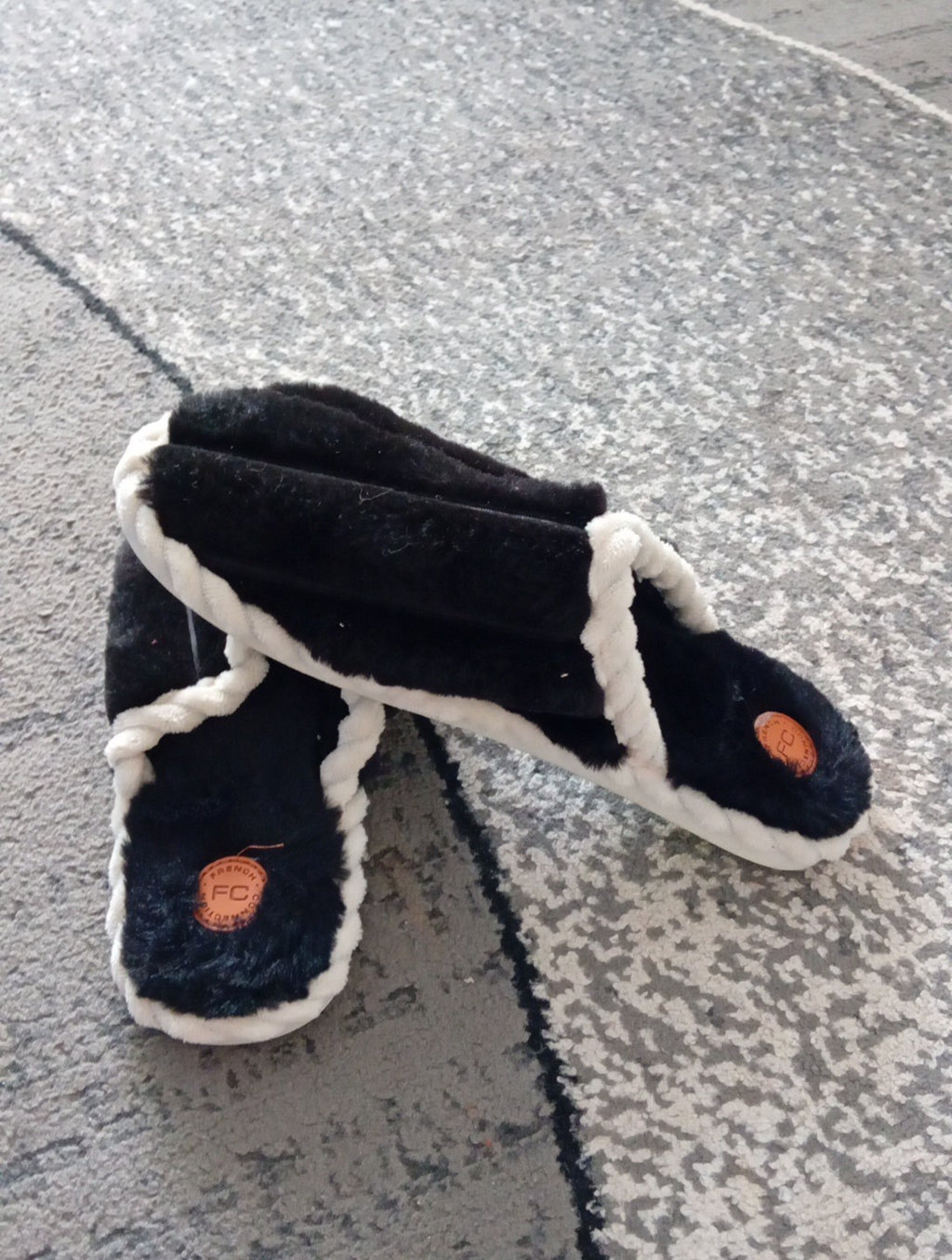 Mens Slippers French Connection Size Large Black/white Fluffy FREE DELIVERY