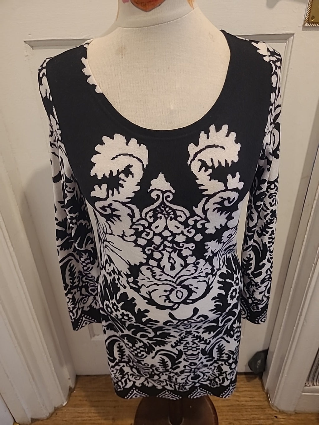 Ladies Layers Size L/XL Black/White Patterned Long Sleeved Dress