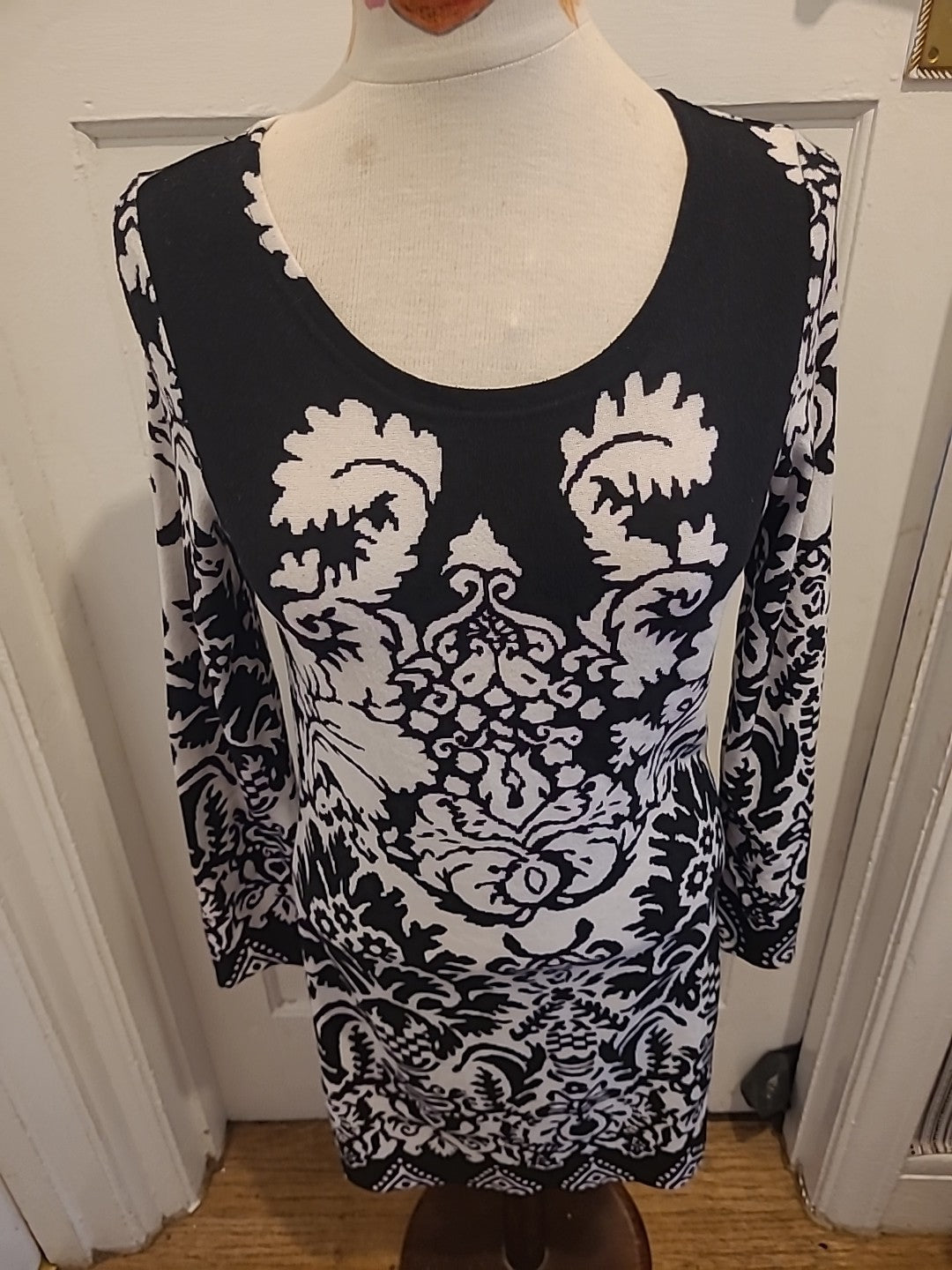 Ladies Layers Size L/XL Black/White Patterned Long Sleeved Dress