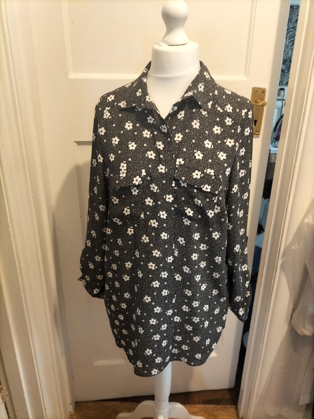 Ladies Primark Size 18 Black And White Floral Long Sleeved Buttoned Blouse