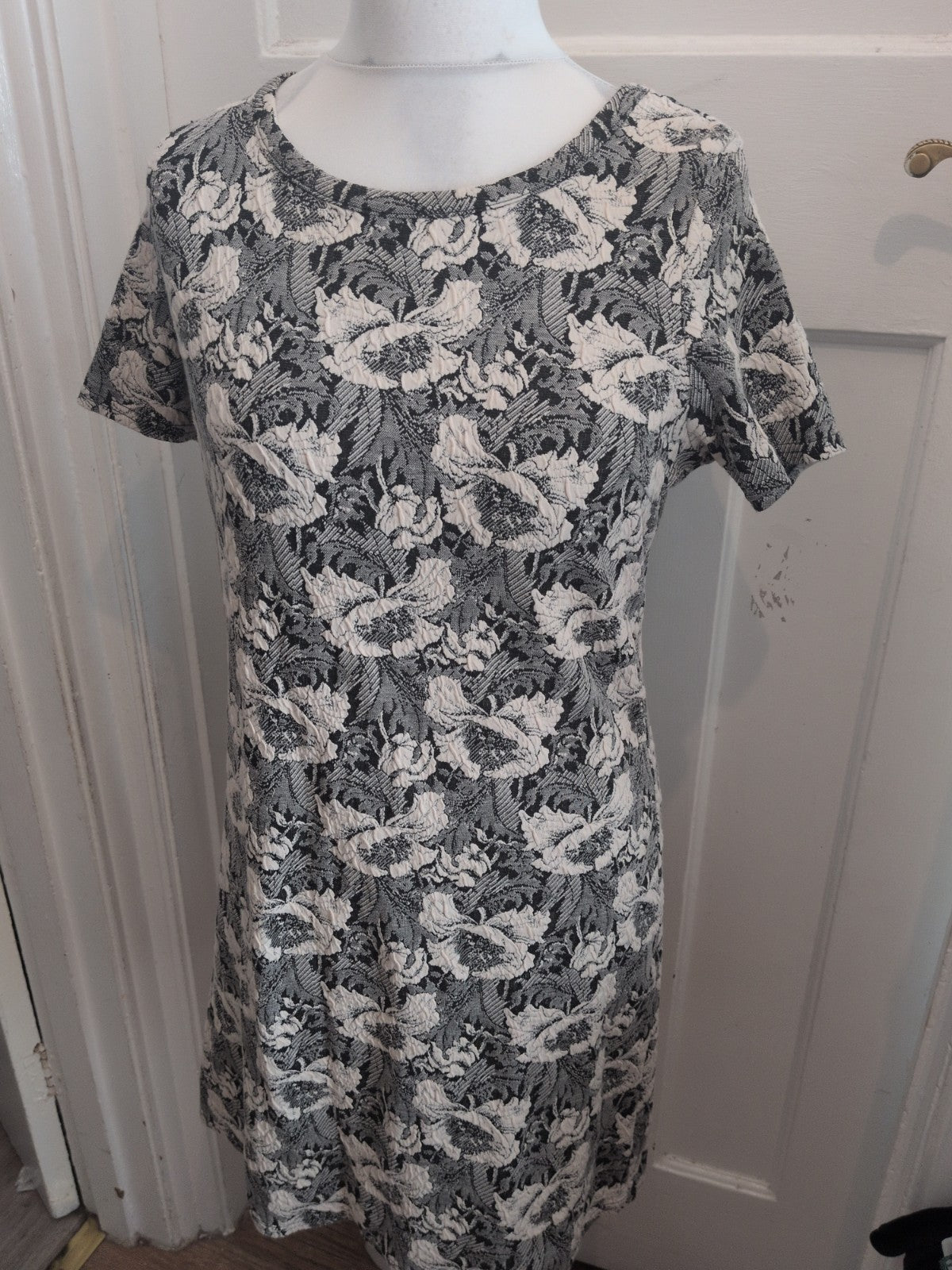 Peacocks 12 White Grey Black Round Neck Short Sleeved Dress