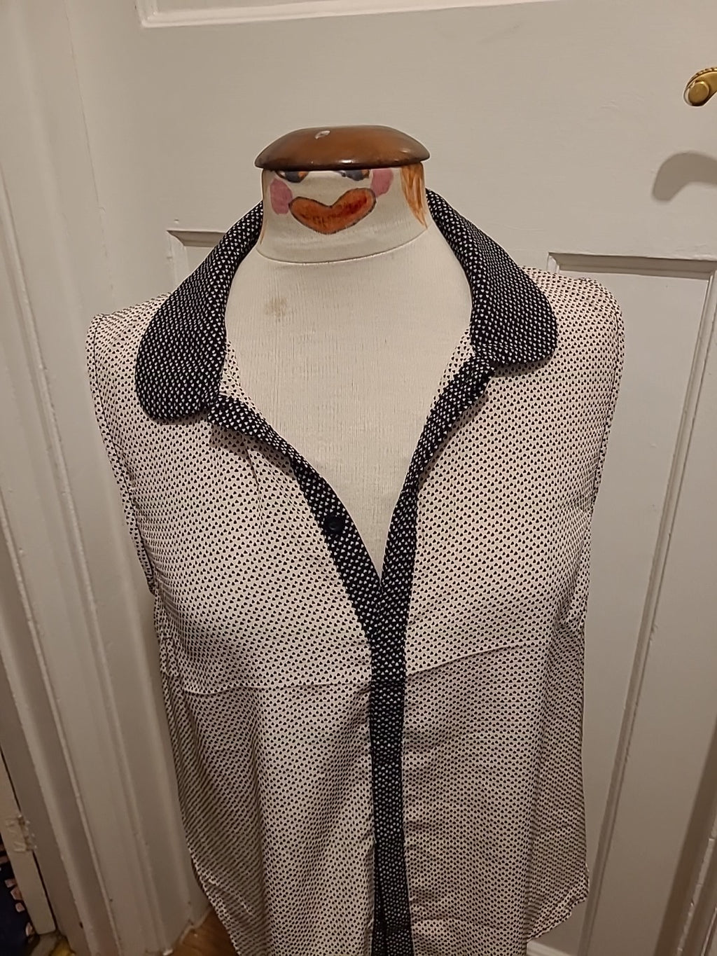 Ladies Size Medium Cream And Black Patterned Collared Sleeveless Blouse
