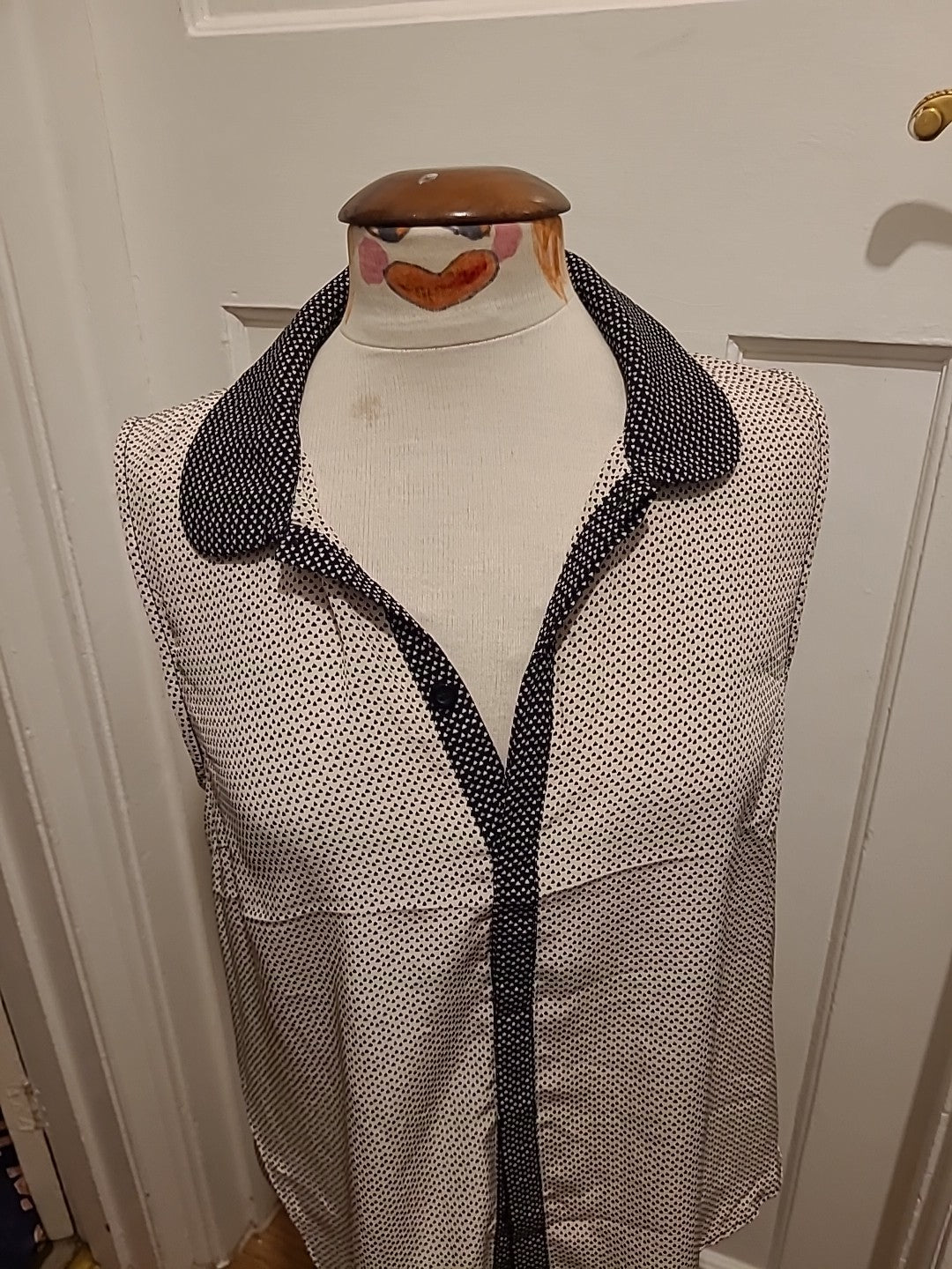Ladies Size Medium Cream And Black Patterned Collared Sleeveless Blouse