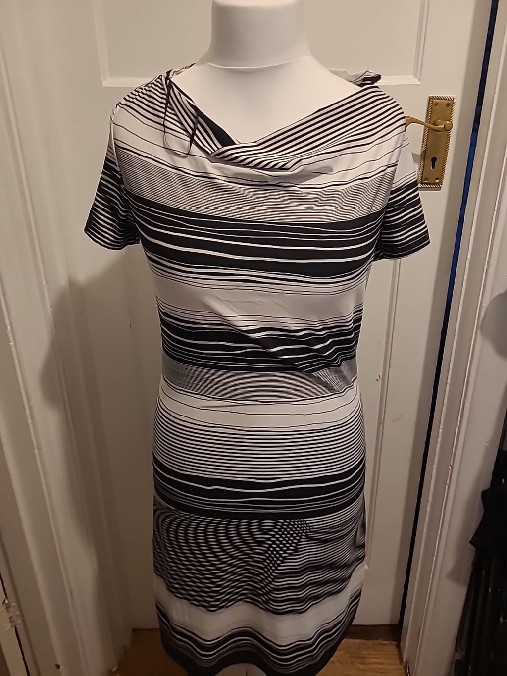 Ladies Tu Size 12 Black And White Stripy Pattern Short Sleeved Straight Dress