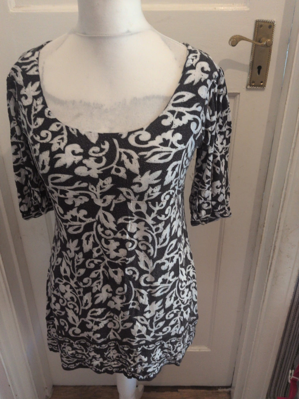 Ladies Red Herring Size 14 Black And White Half Sleeve Blouse Longline
