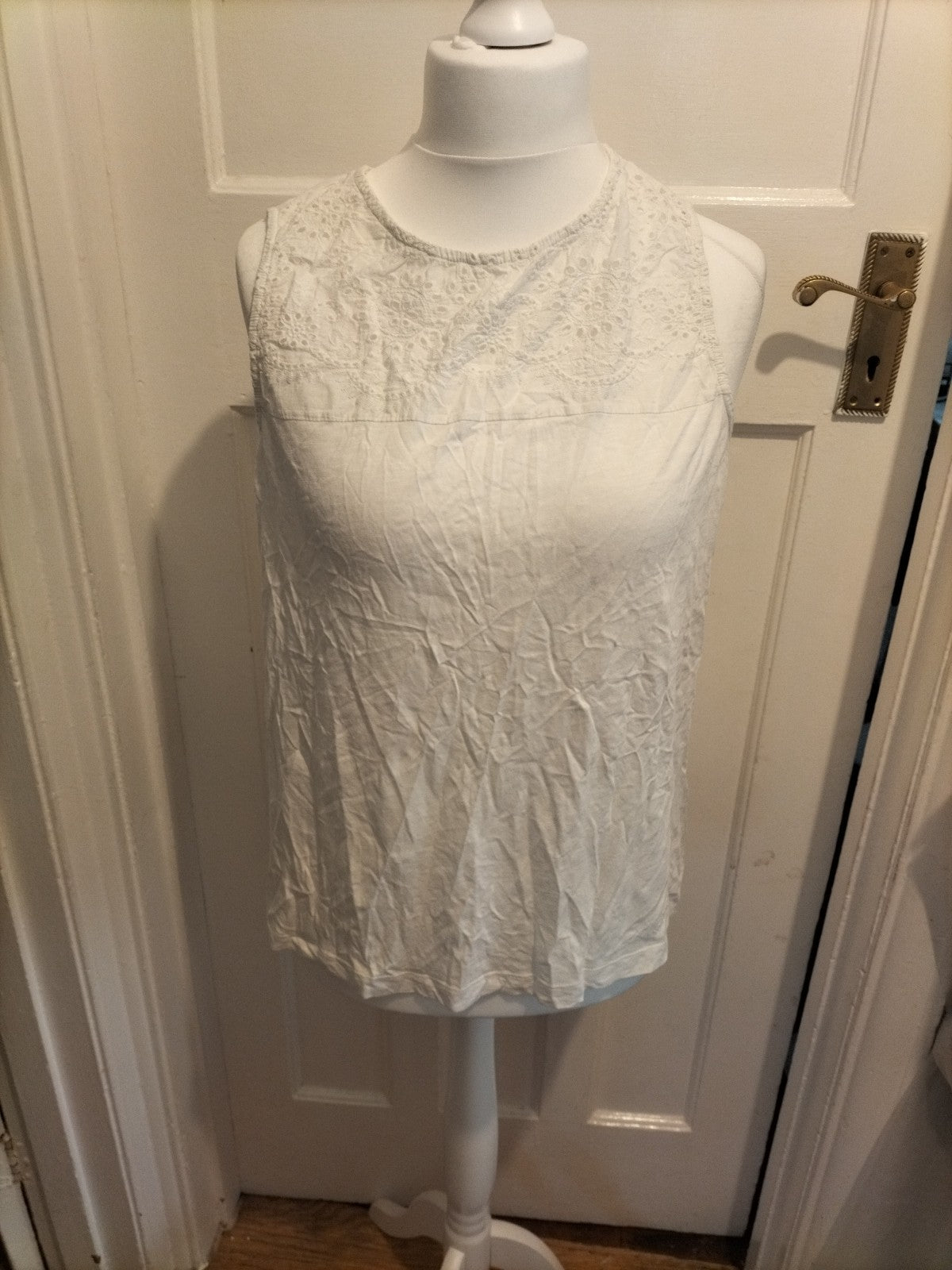 Ladies M&Co Size 20 White Sleeveless Patterned Blouse