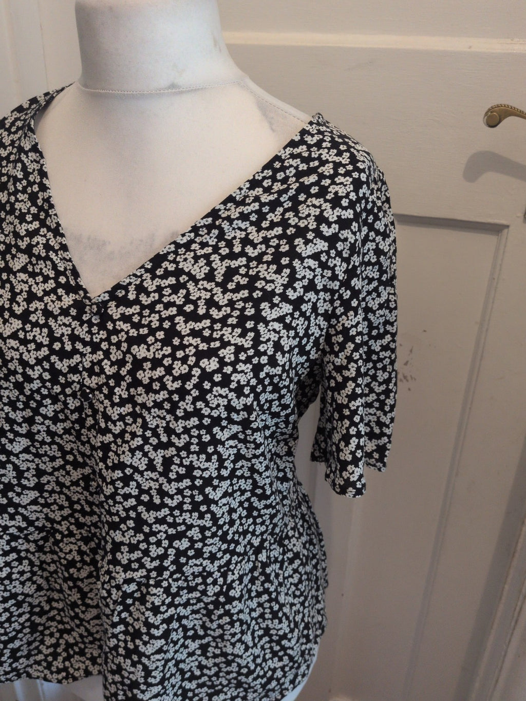 Ladies George Size 12 Black Floral V Neck Short Sleeve Blouse