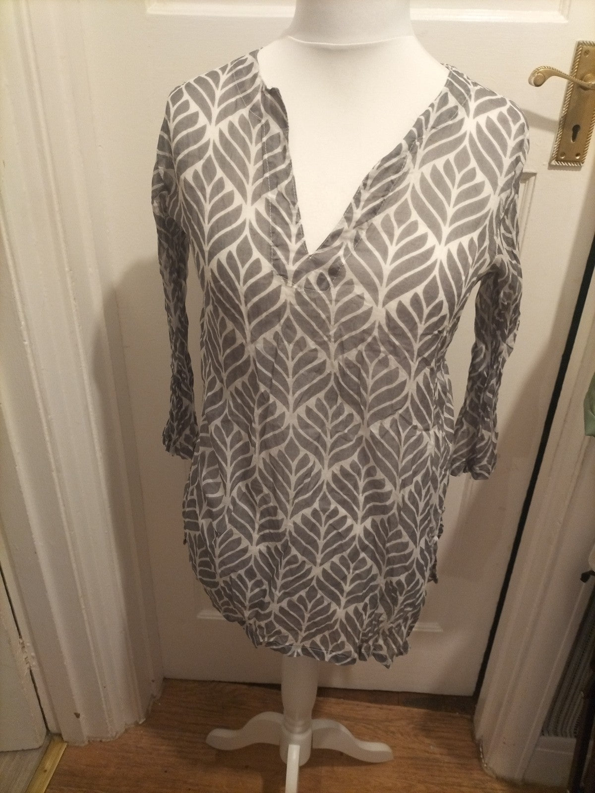 Ladies Ale-Hop Size S-M Grey And White Blouse
