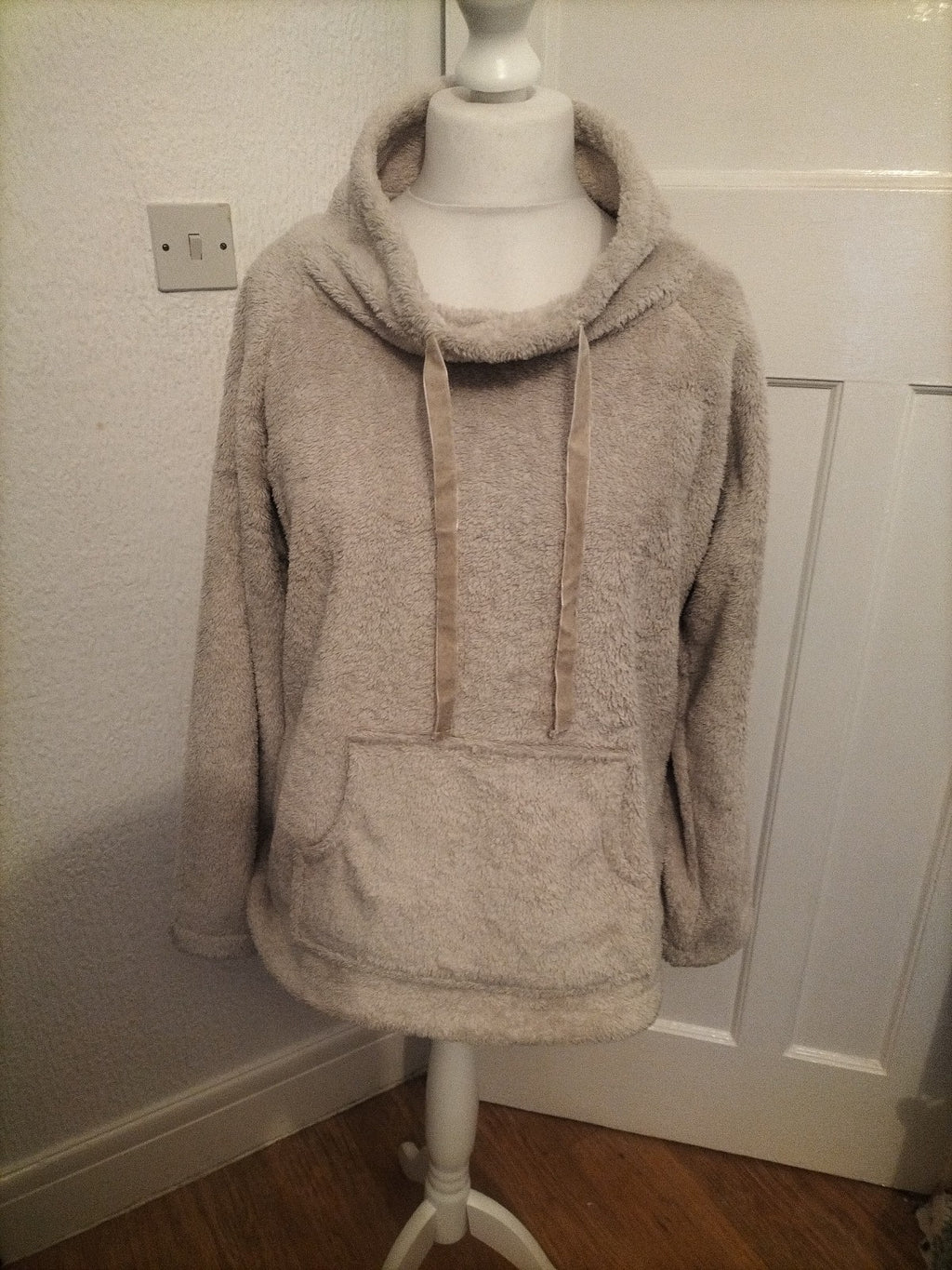 Ladies Size Large Beige Fluffy Pullover Jumper