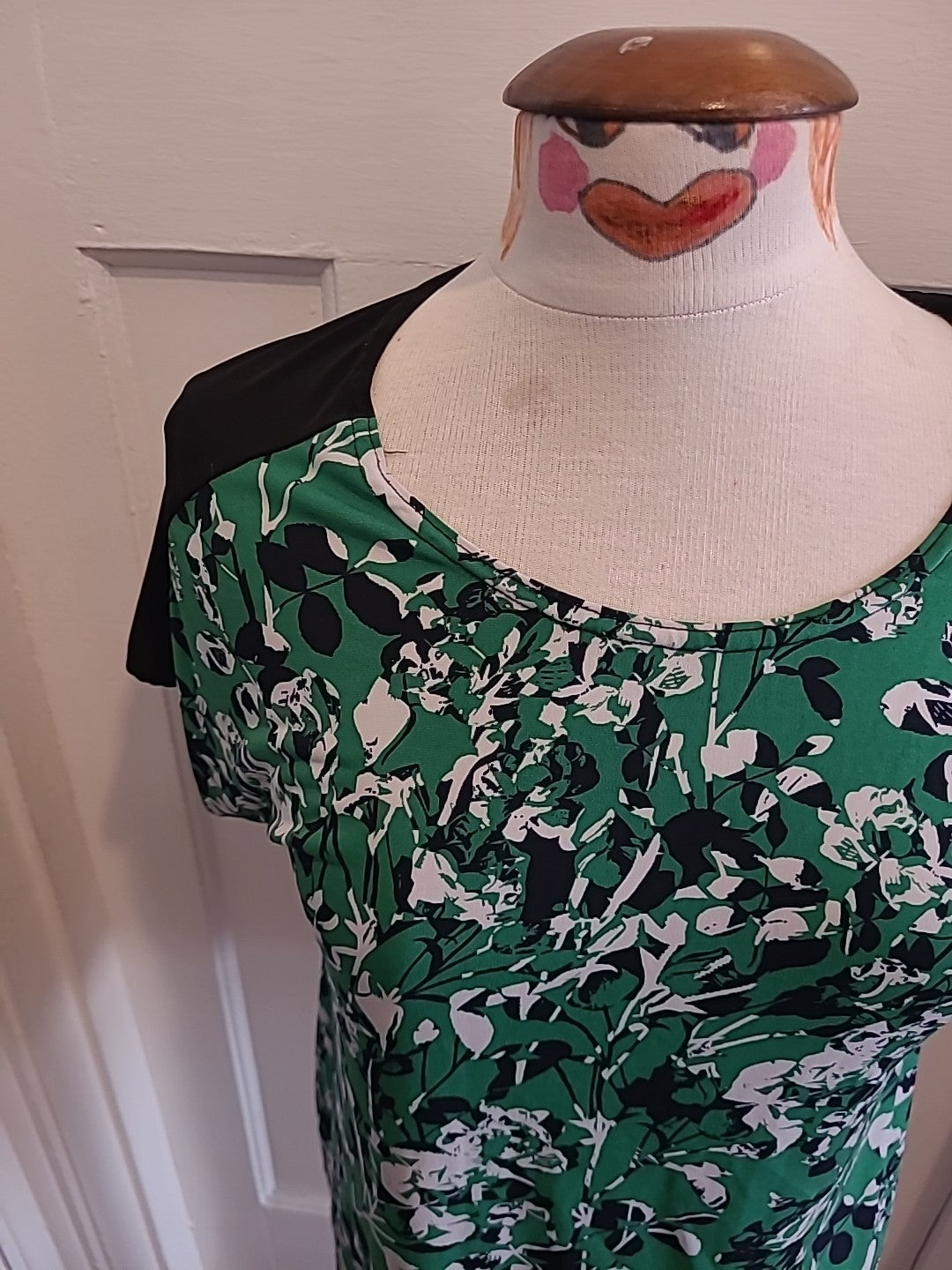 Ladies Nicole Collection Size 16 Green Black Floral Short Sleeved Tshirt