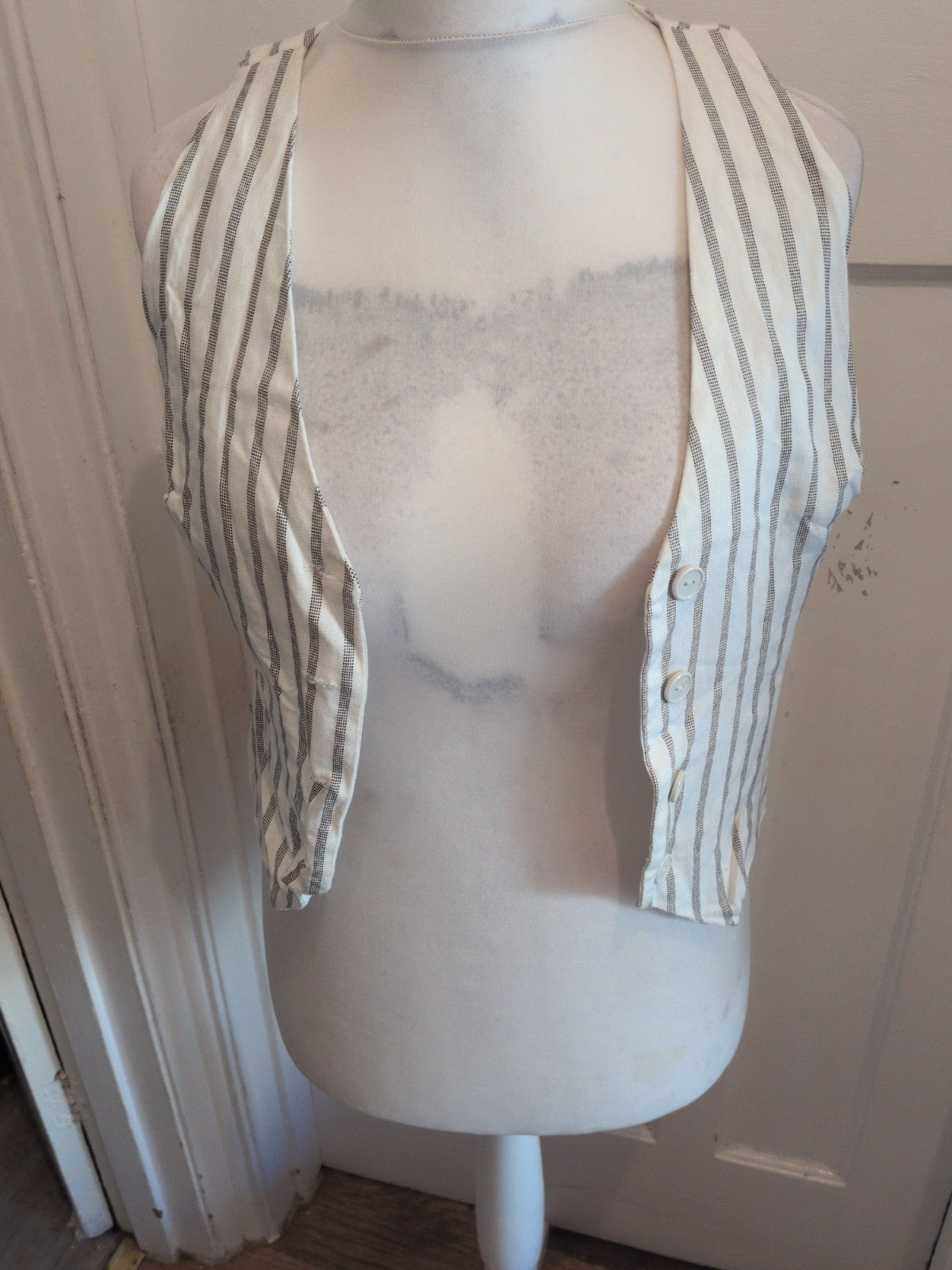 Ladies Oakridge Size Small White With Black Sleeveless Blouse