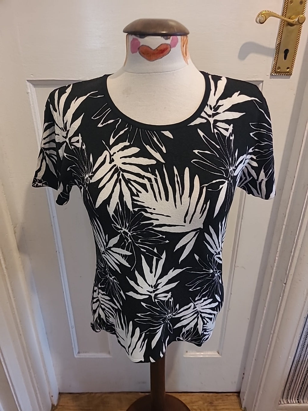 Ladies Roman Size Small Black White Floral Padded Short Sleeved Tshirt