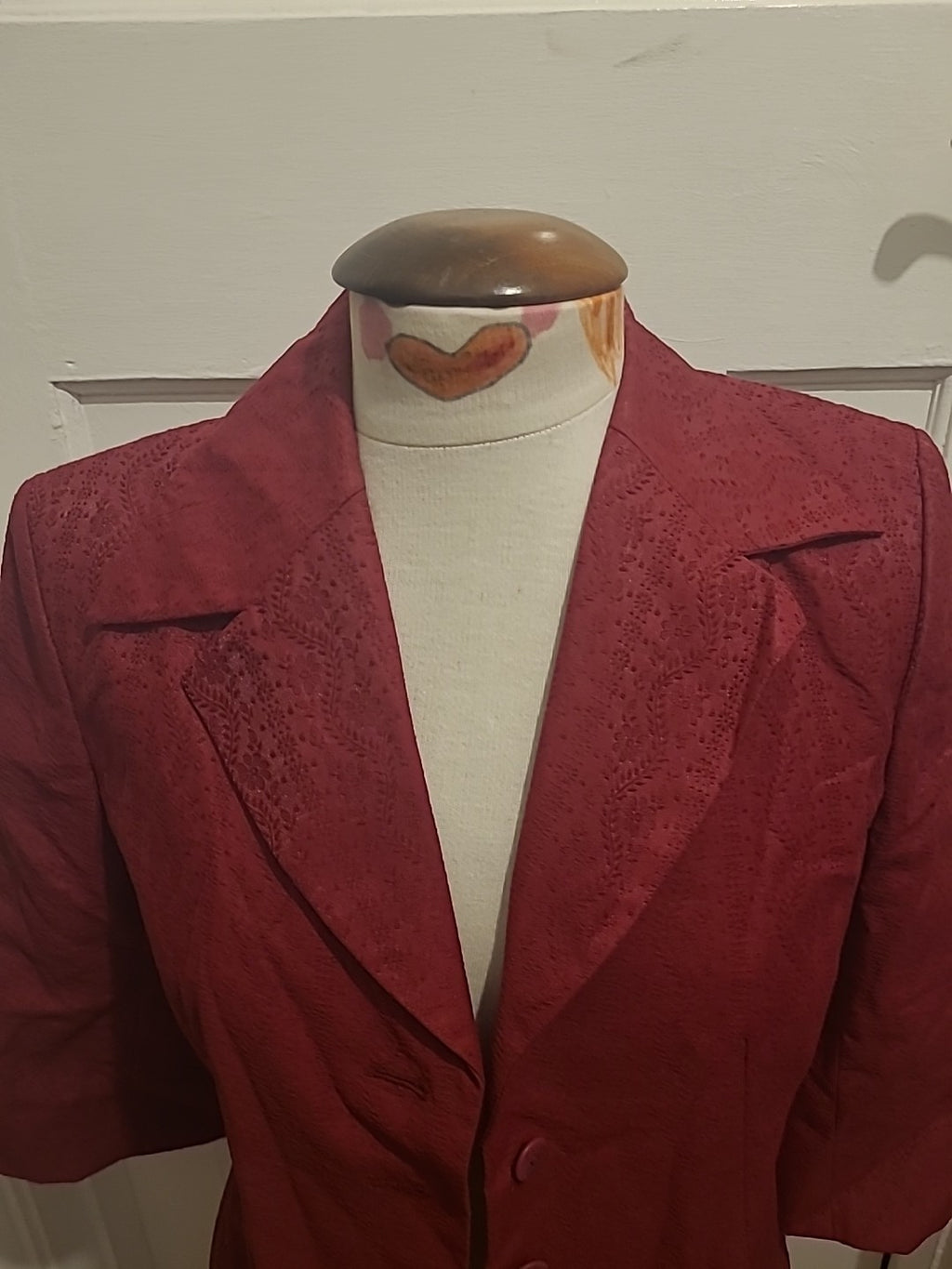 Ladies Minuet Size 10 Burgundy Long Sleeve Blazer.