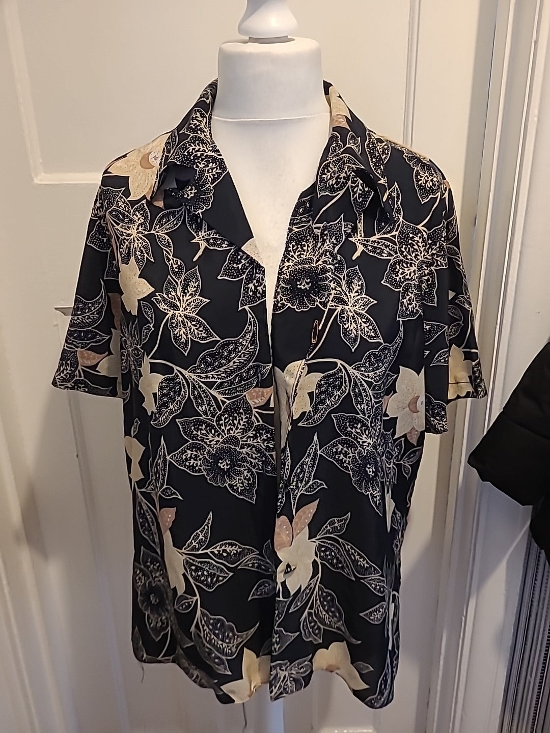 Ladies Size Large Navy And Cream Floral Buttoned Blouse Vintage