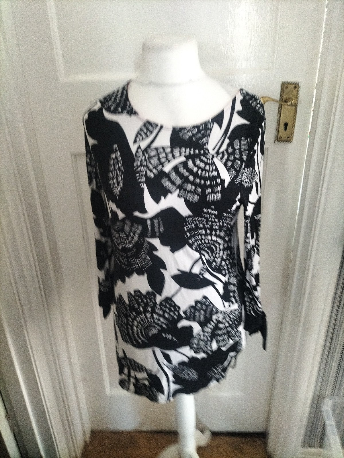 Ladies M+S Size 10 Black And White Floral Longline Top