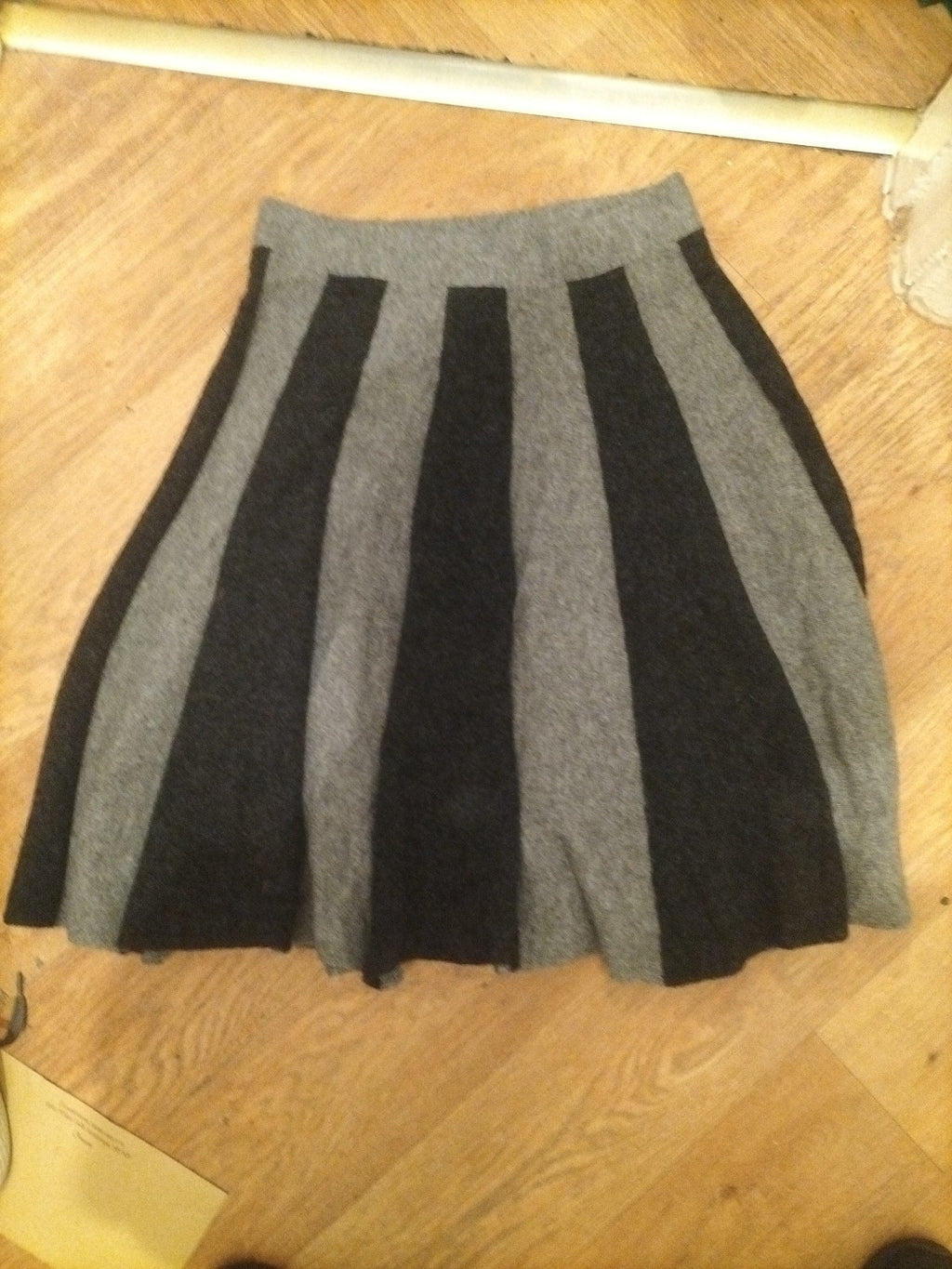 Ladies Stile Benneton Size S/M Grey Toned Wool Skirt
