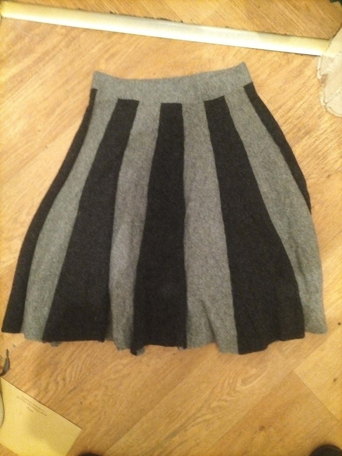 Ladies Stile Benneton Size S/M Grey Toned Wool Skirt