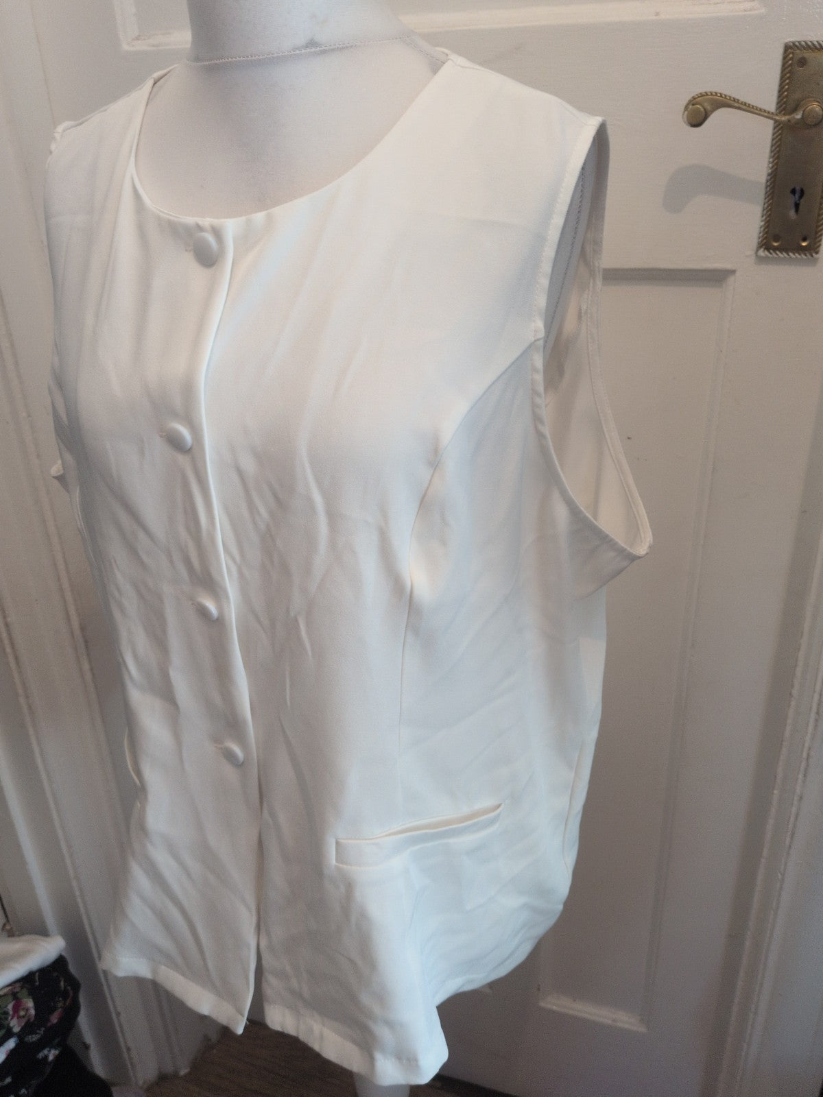 Shein 4XL White Sleeveless Buttoned Waistcoat Top