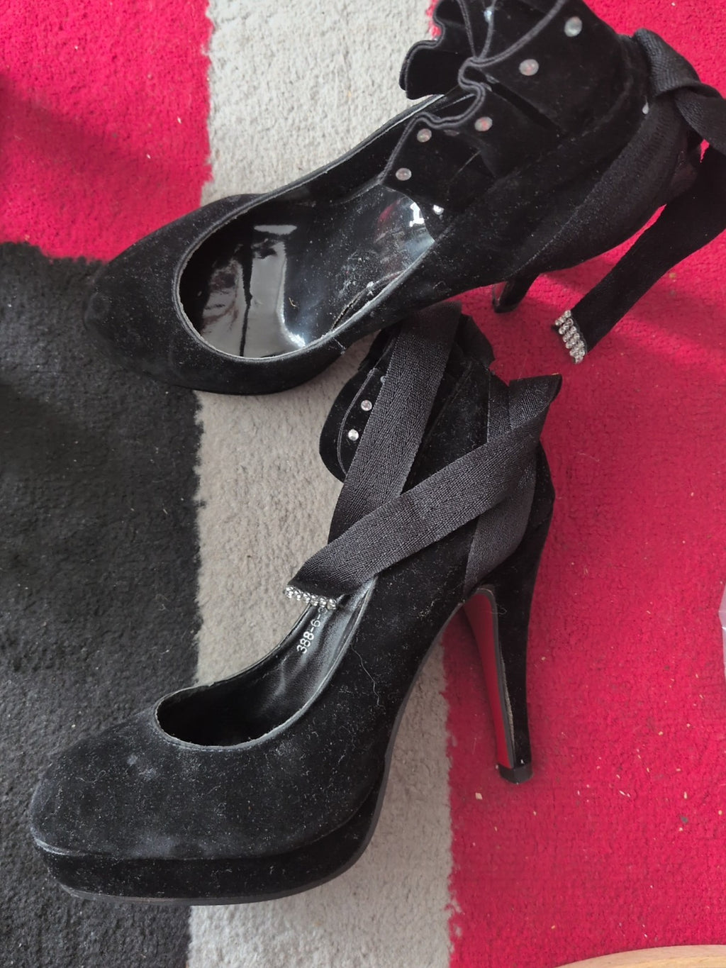 Doung Size EU 37 Black Heels With Diamonte