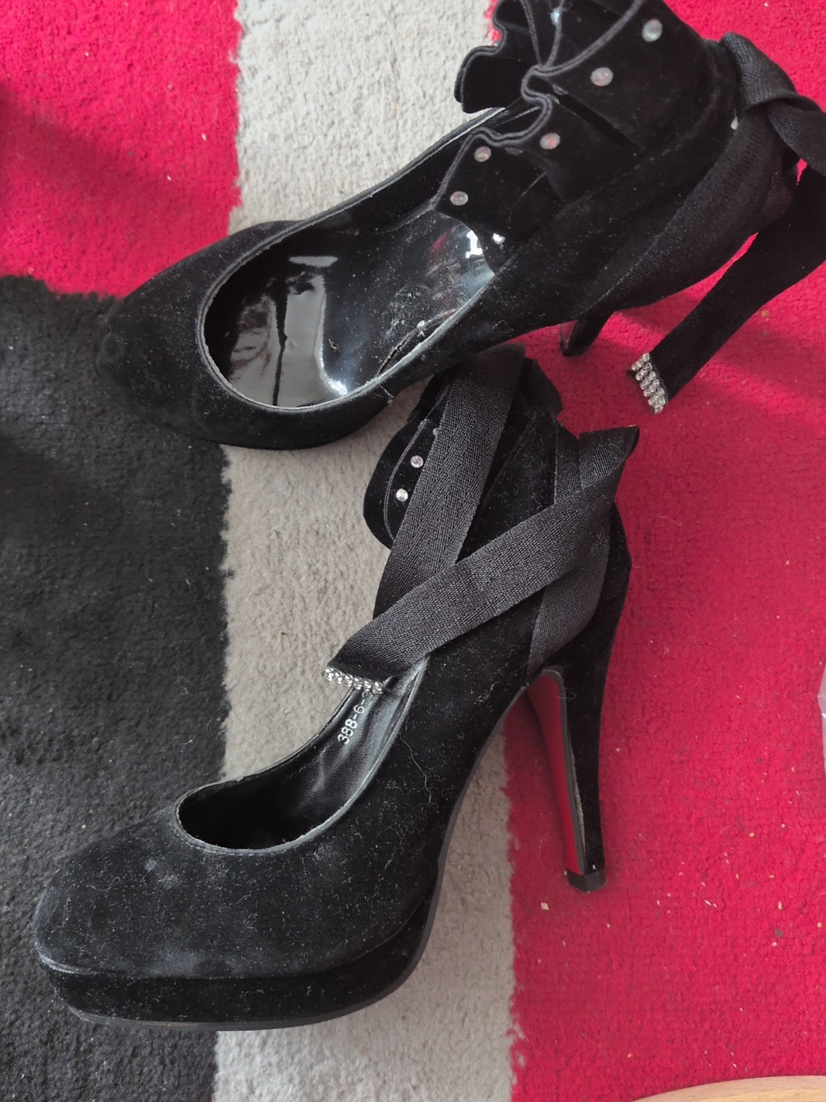 Doung Size EU 37 Black Heels With Diamonte