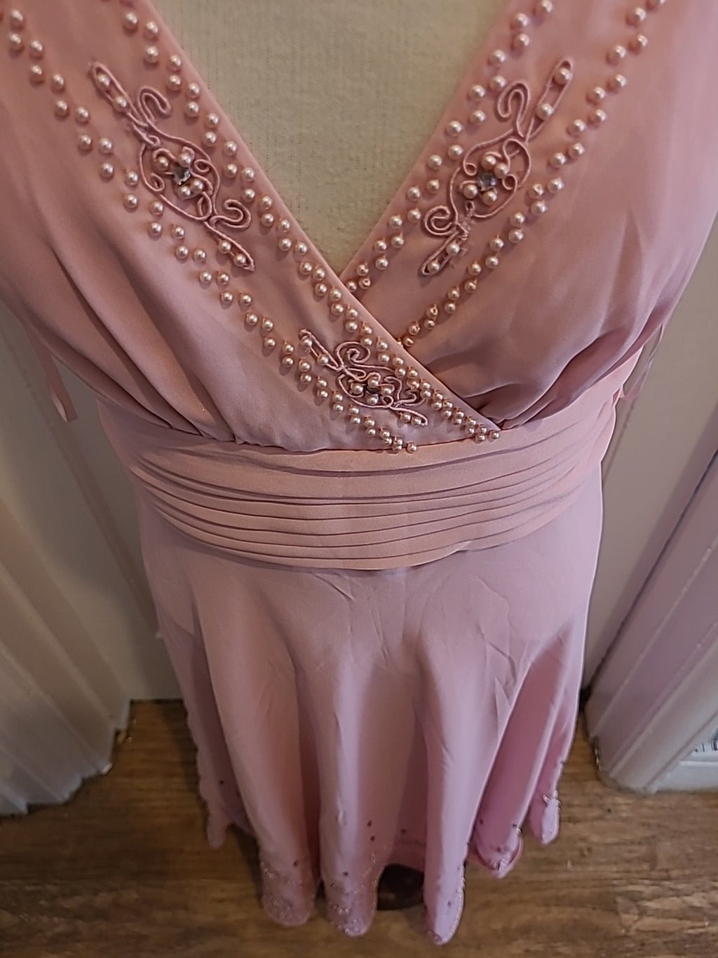 Ladies Enchanted Size 14 Pink V Neck Sleeveless Stunning Dress