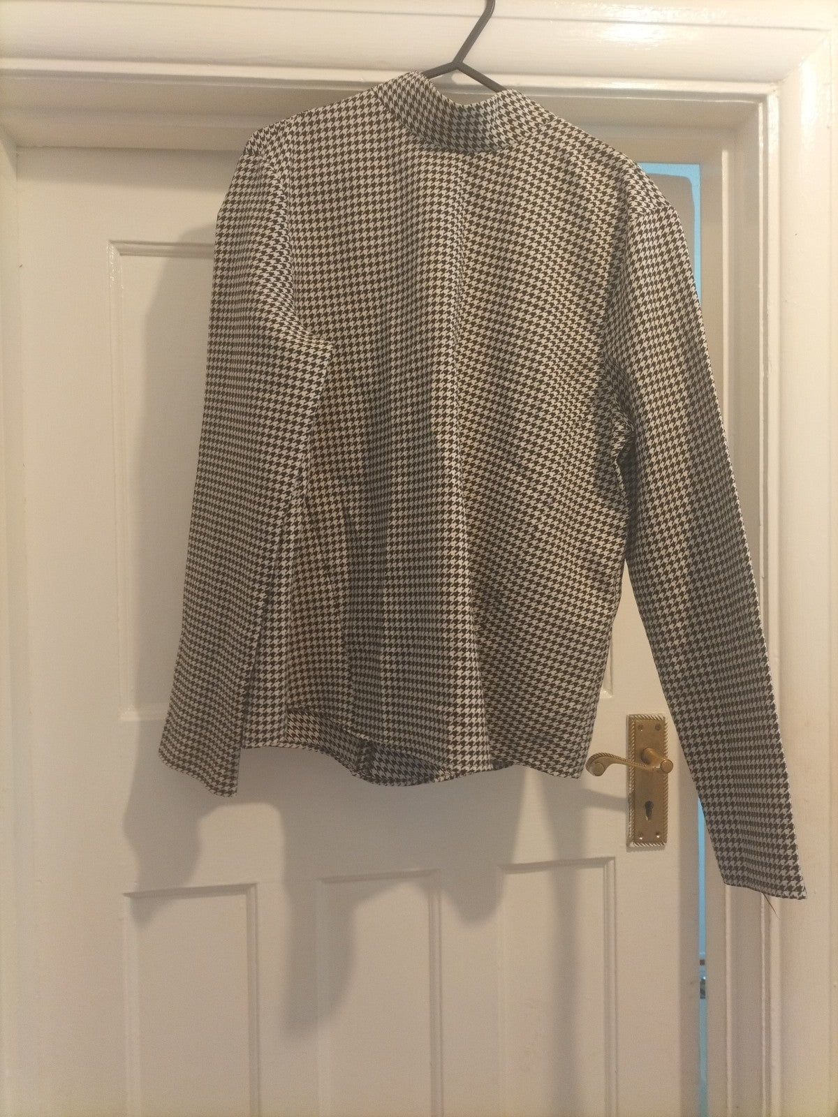 Ladies Size Large Black/White Long Sleeved Blouse