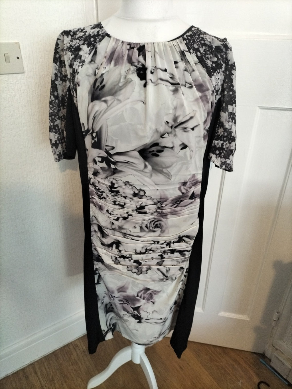 Ladies Kaliko Size 20 Black/White/Grey Floral Short Sleeved Dress