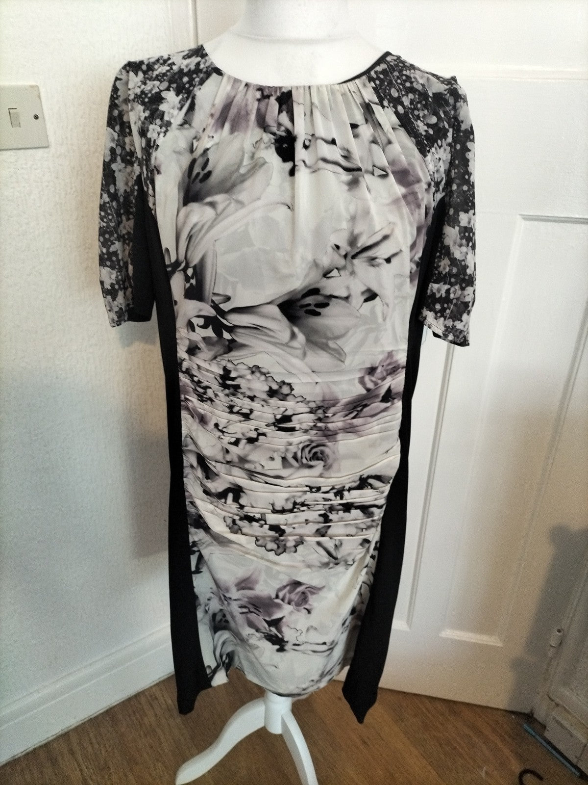 Ladies Kaliko Size 20 Black/White/Grey Floral Short Sleeved Dress