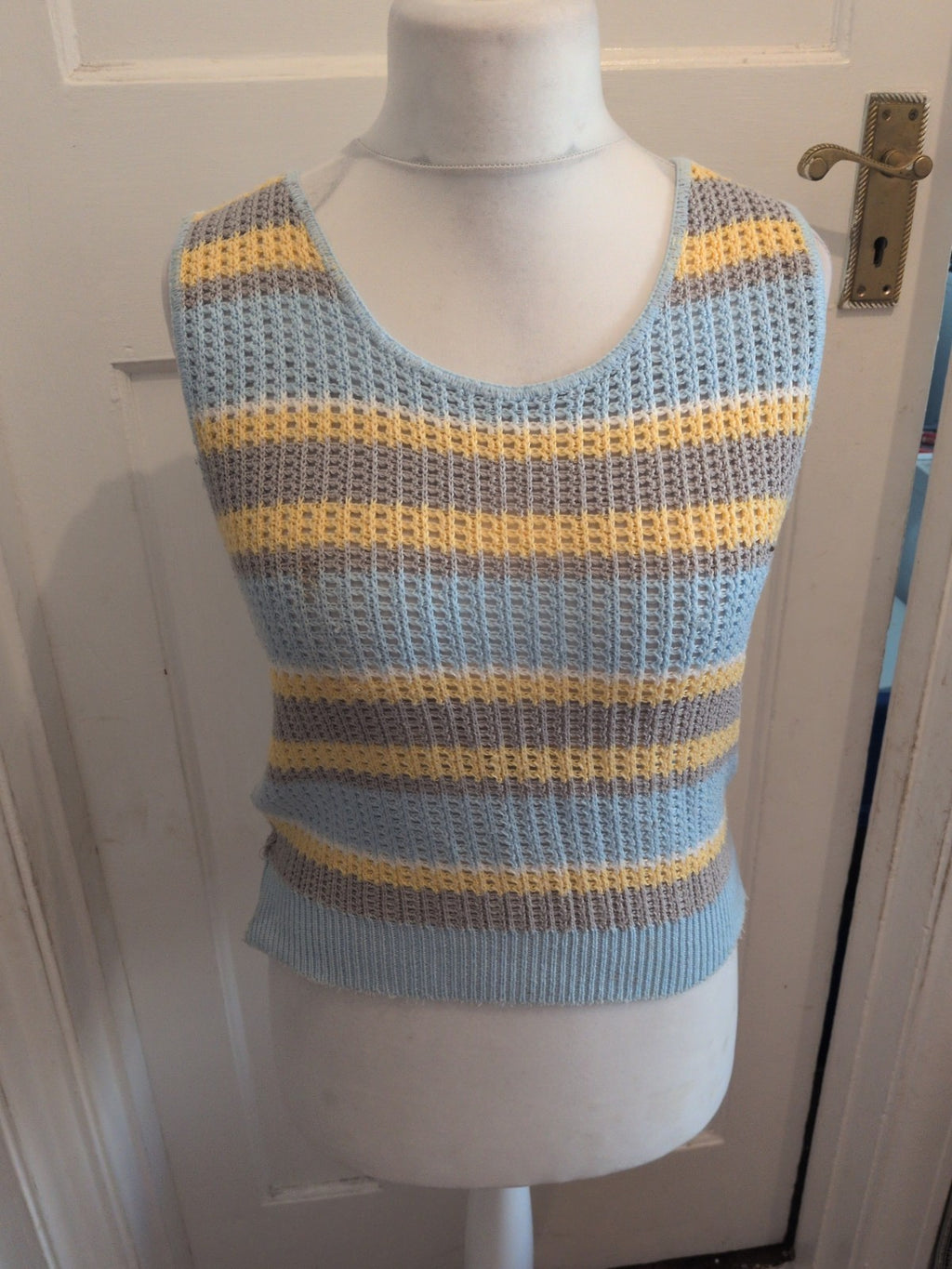 Ladies Size XL Blue And Yellow Knit Sleeveless T-shirt