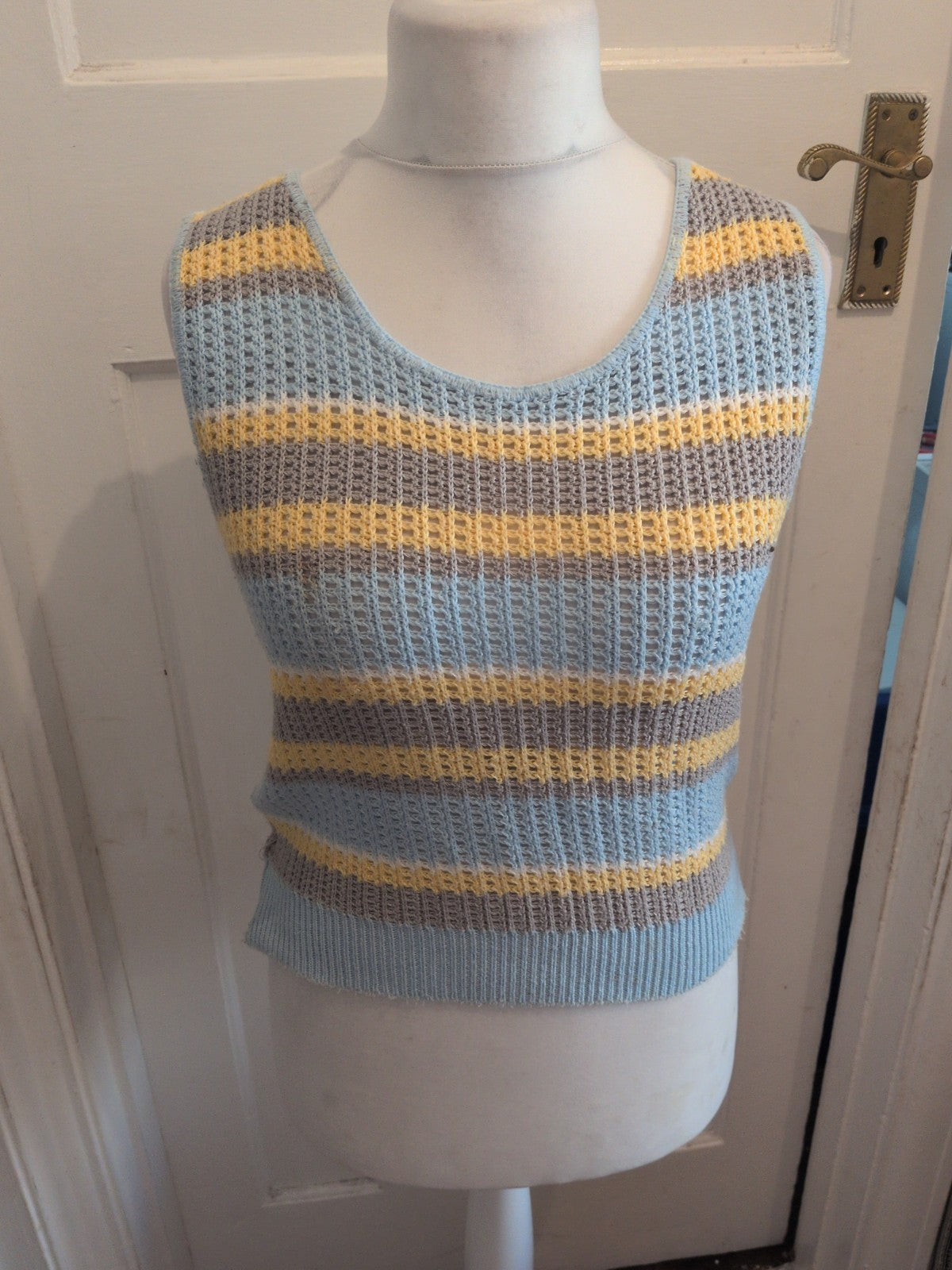 Ladies Size XL Blue And Yellow Knit Sleeveless T-shirt