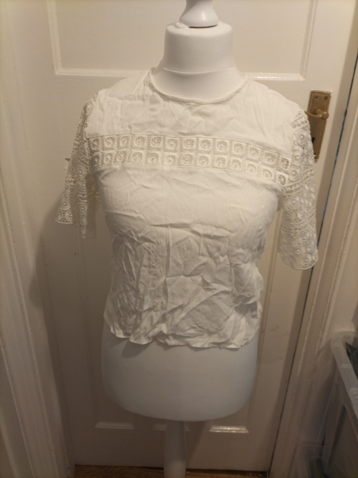 Ladies H&M Size 14 White Lace Patterned Short Sleeved Tshirt