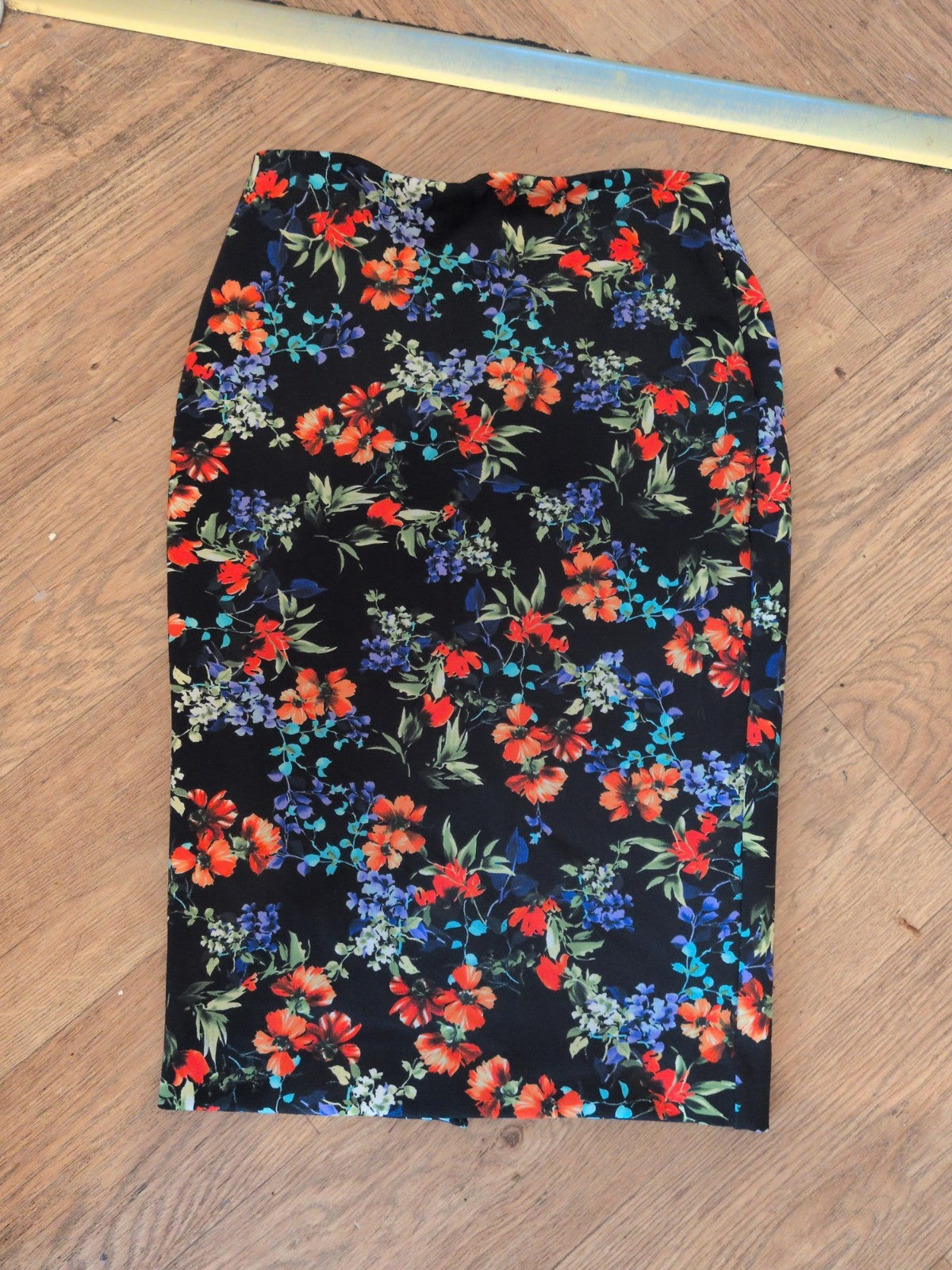 Ladies Papaya Weekend Size 8 Dark Navy Floral Stretch Straight Skirt