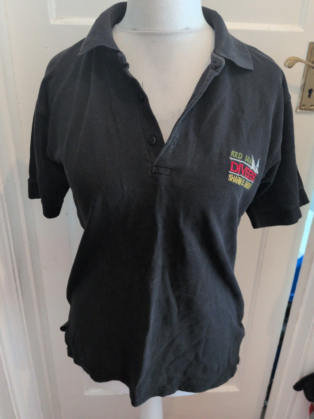 Medium Black Red Sea Divers Short Sleeve Polo