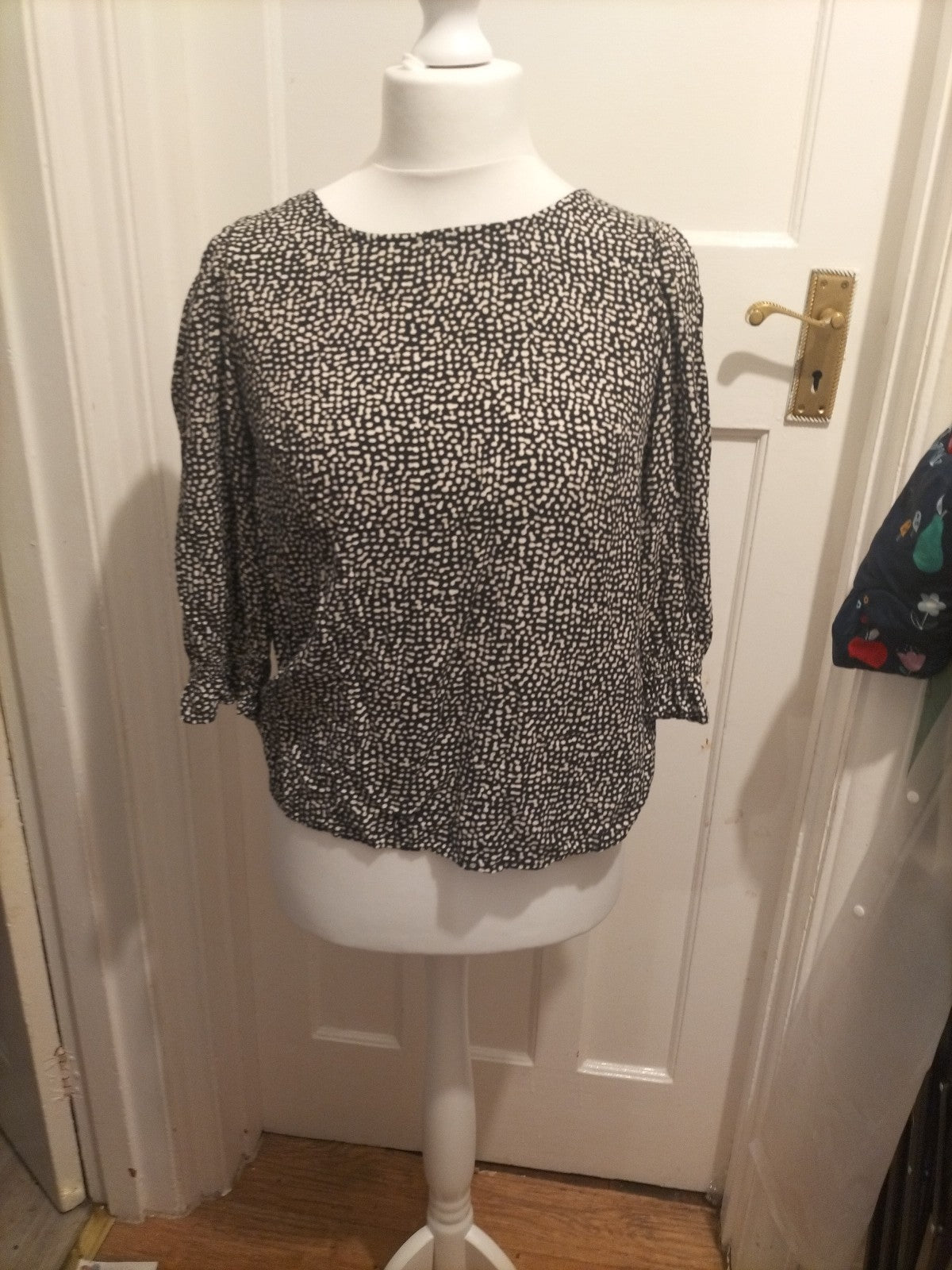 Ladies F+F Size 12 Black And White Short Sleeved Blouse
