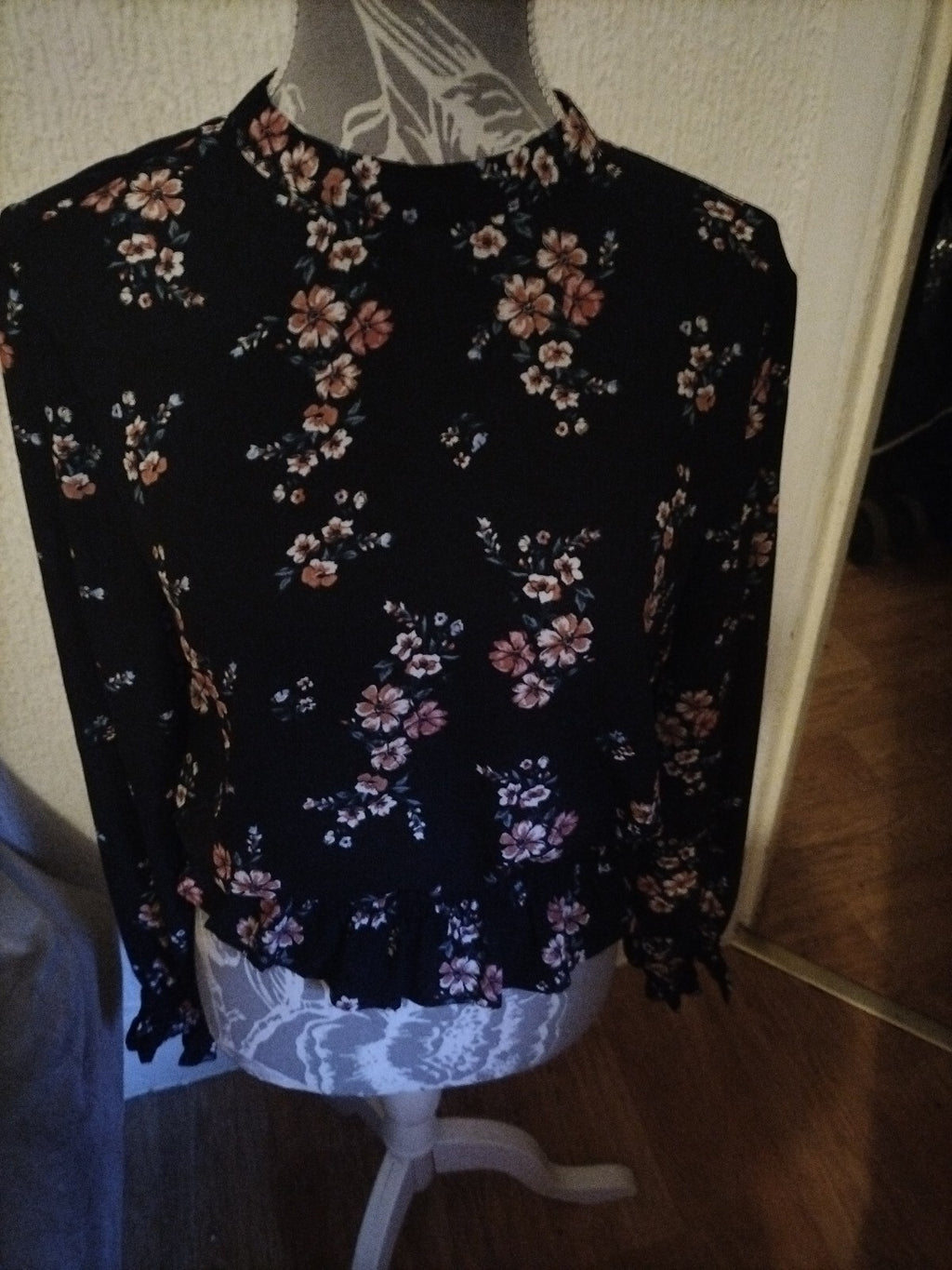 Ladies H+M Size 6 Floral Long Sleeved Blouse