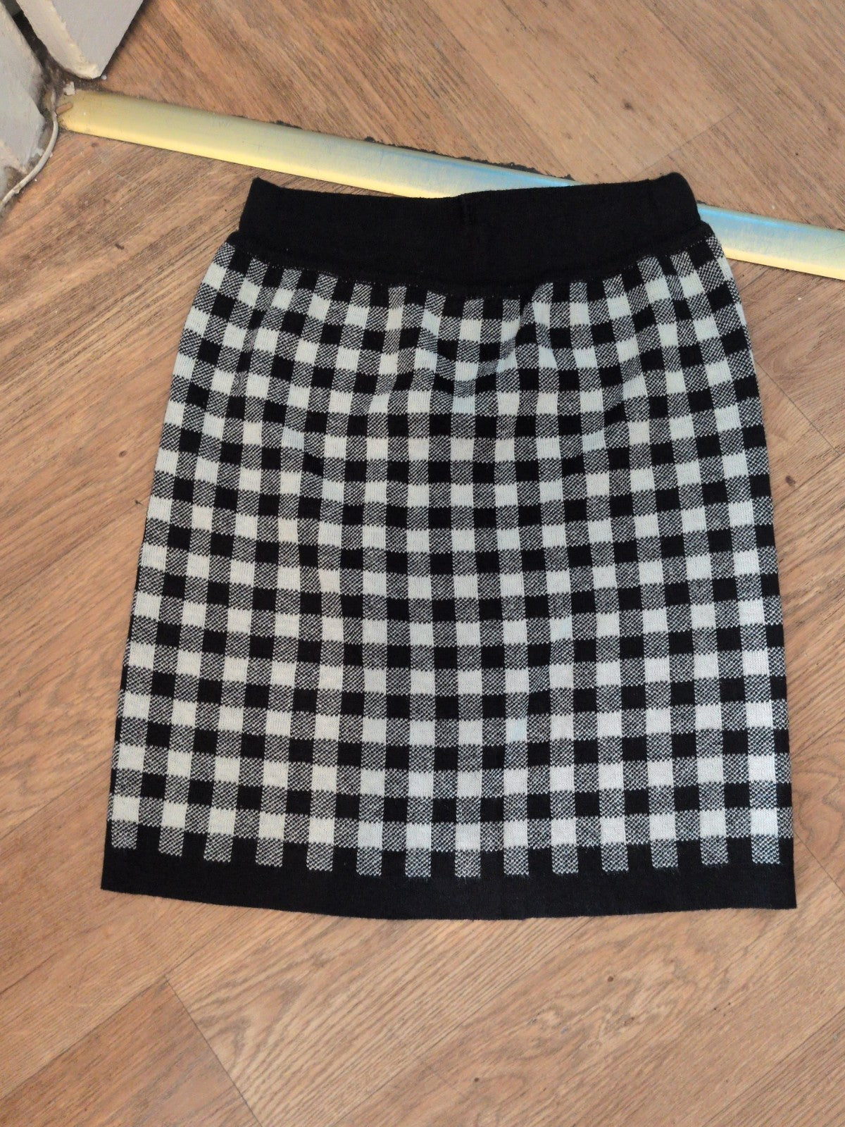 Loose Threads Medium Black Check Skirt Stretchy