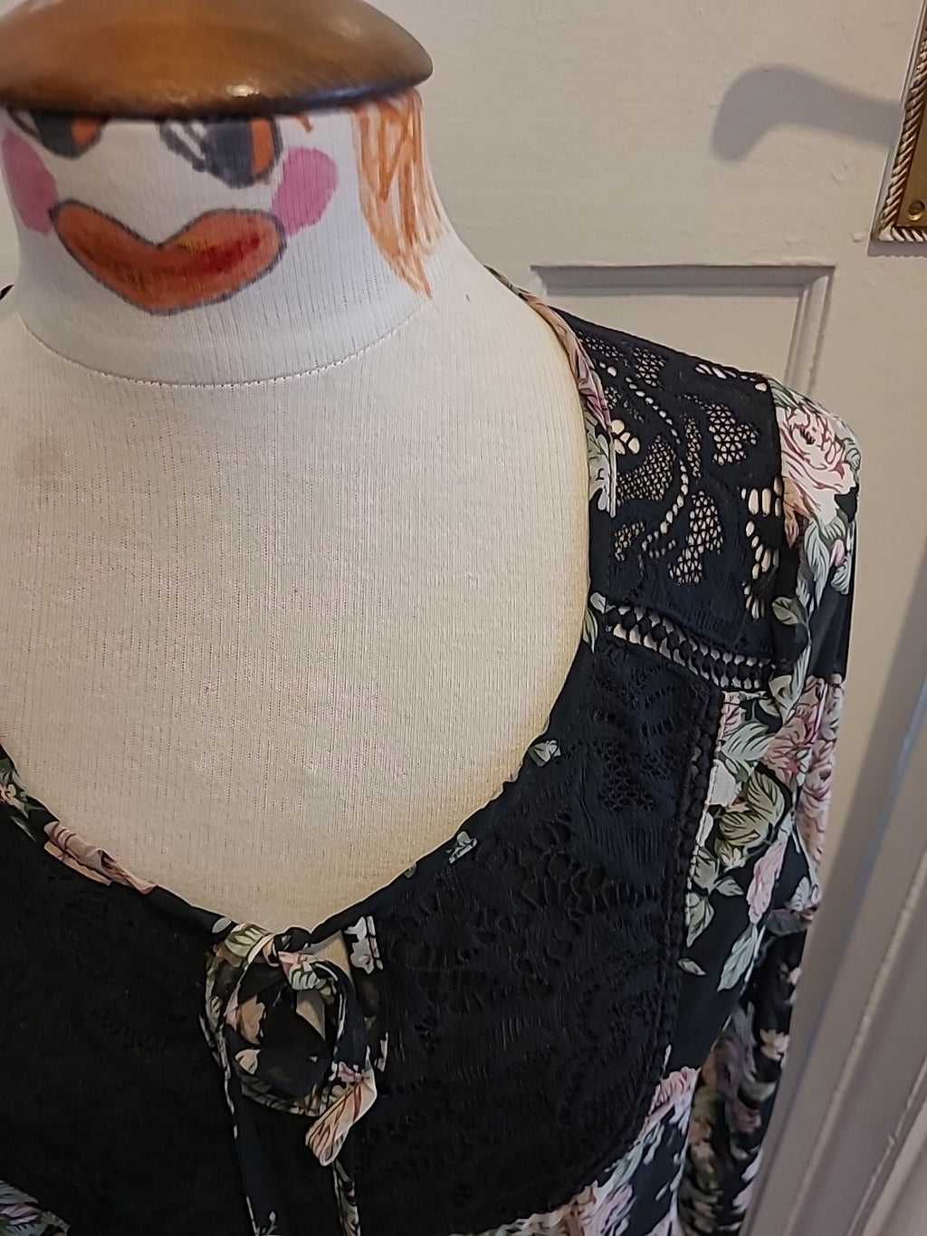 Ladies Select Bubblehem Blouse Size 6 Long Sleeved Black Floral