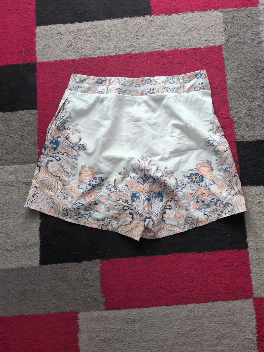 L/XL White Aztec Pattern Lightweight Shorts