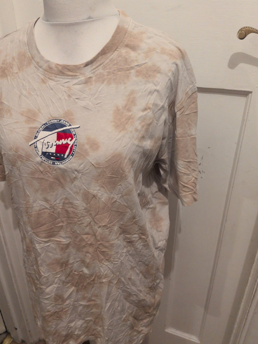 Mens Tommy Jeans Size Large Beige And White Print Short Sleeve T-shirt