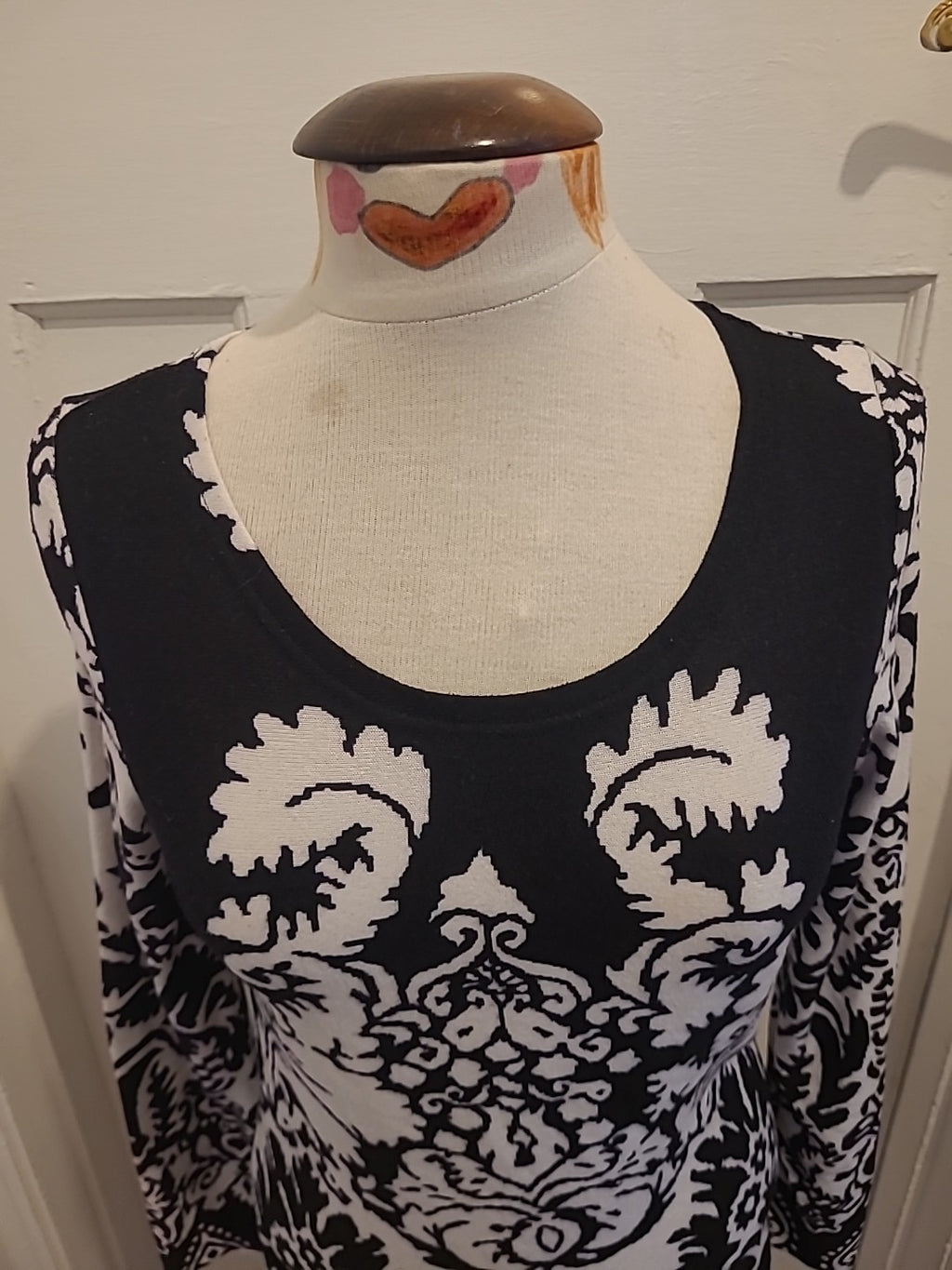 Ladies Layers Size L/XL Black/White Patterned Long Sleeved Dress