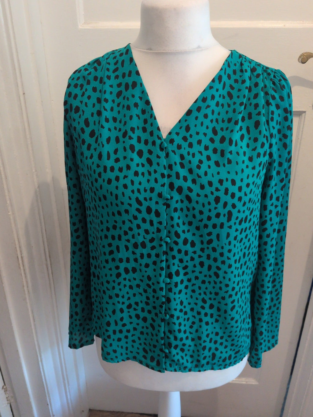 Ladies Tu Size 10 Green Leopard Print Long Sleeve Buttoned Blouse