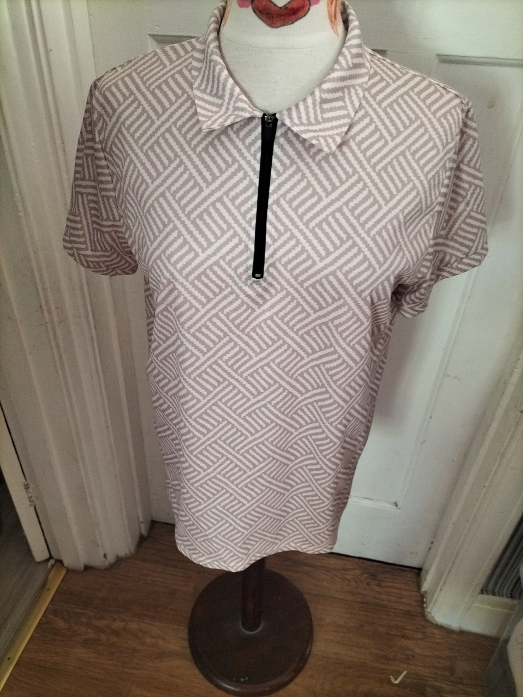 Ladies Size Small Beige White Short Sleeved Blouse